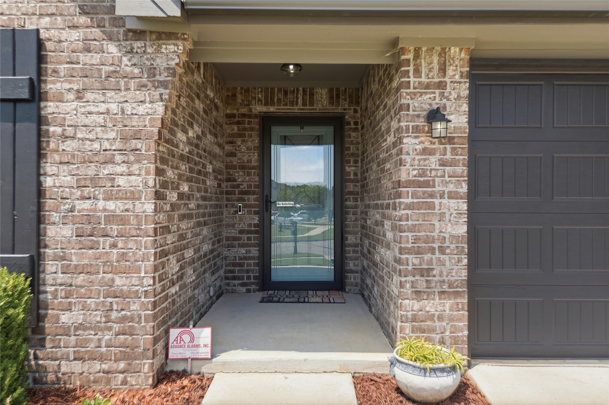 6812 S Elder Avenue Property Photo 2