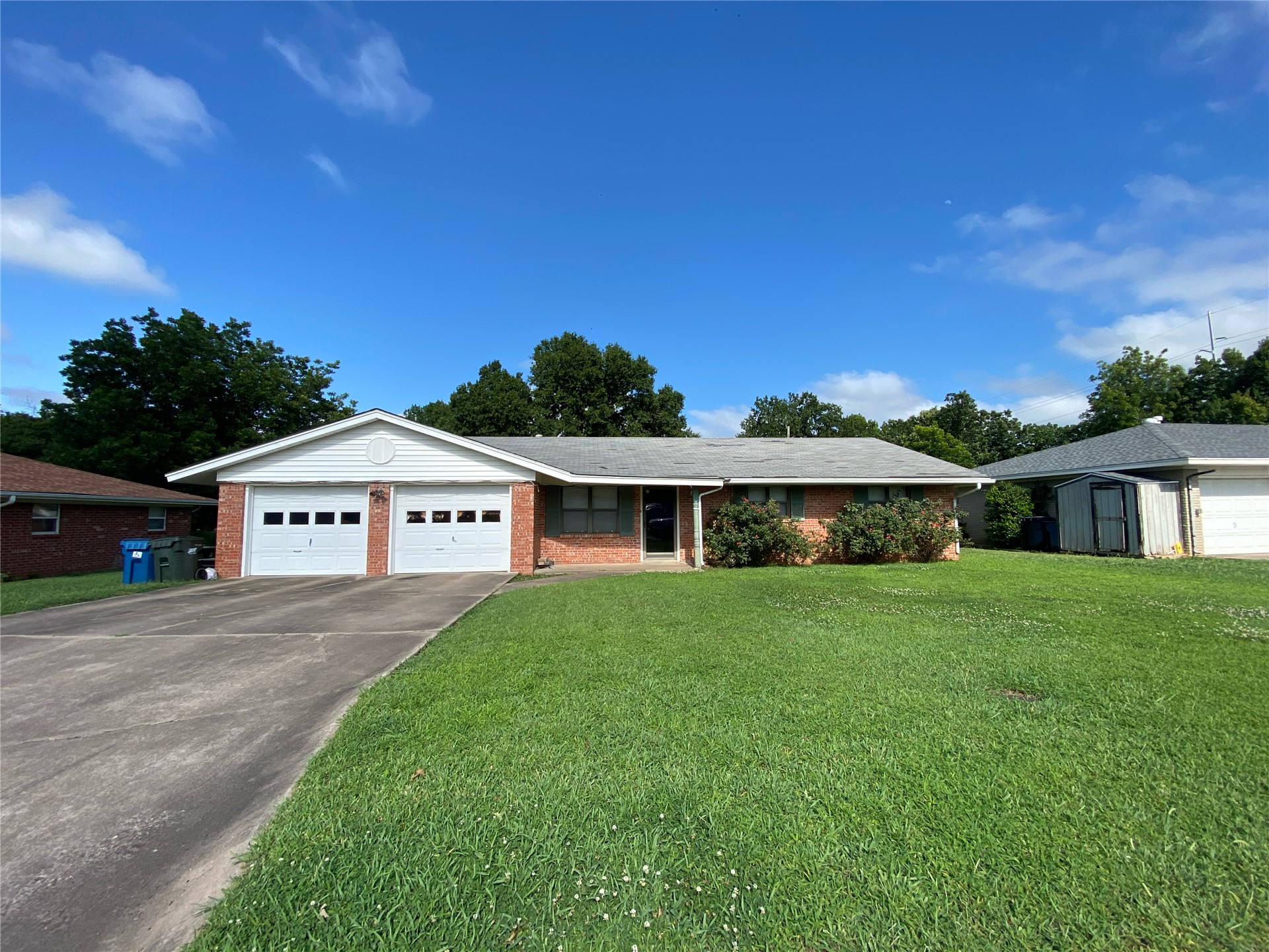 912 S Thompson Avenue Property Photo 1