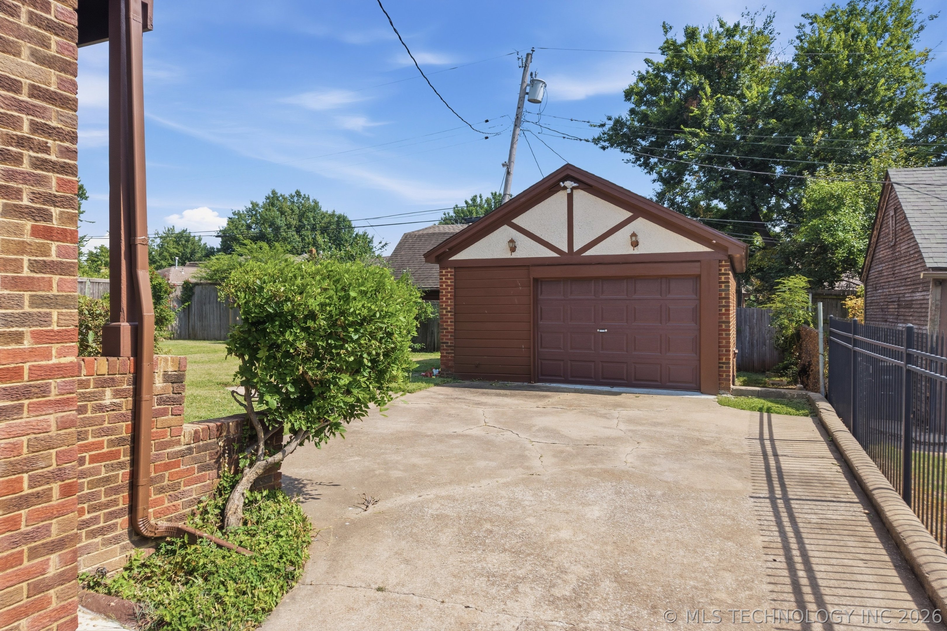 2724 E 14th Street Property Photo 4