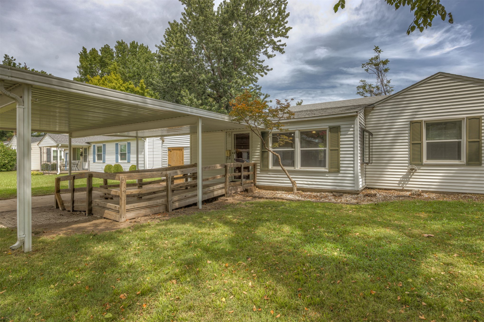 1349 E 42nd Place Property Photo 2