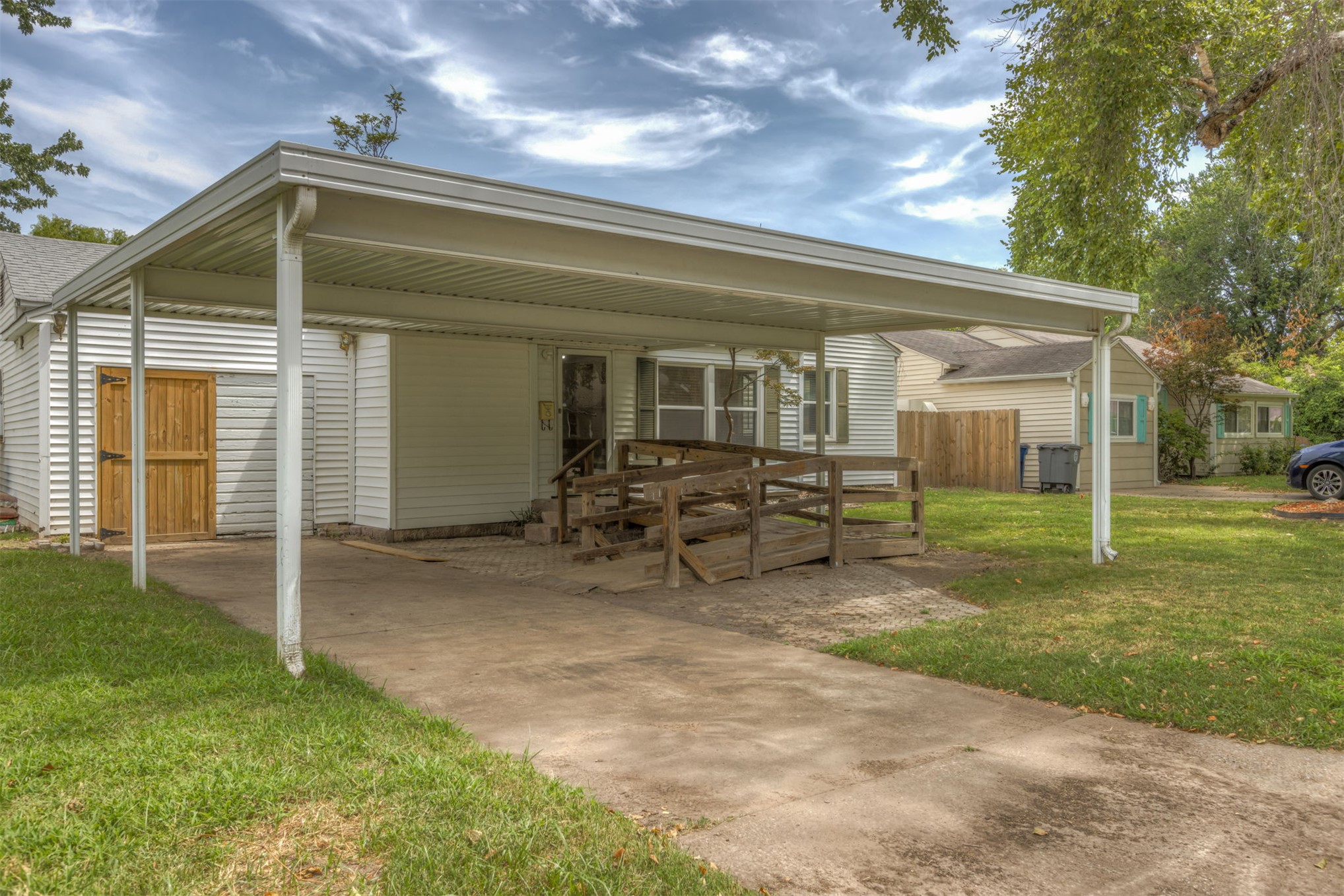 1349 E 42nd Place Property Photo 3