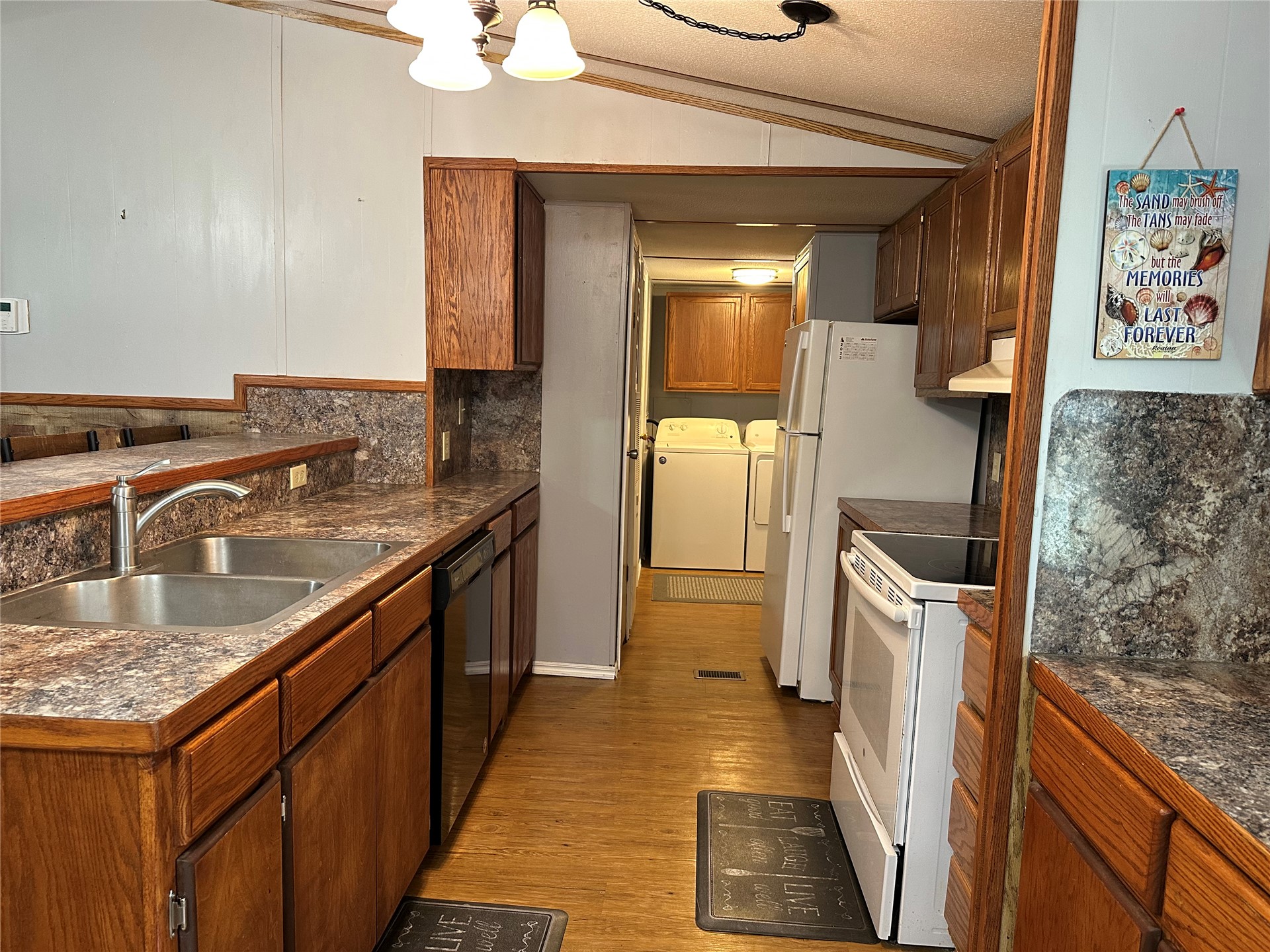 609 Terrace Place Property Photo 8