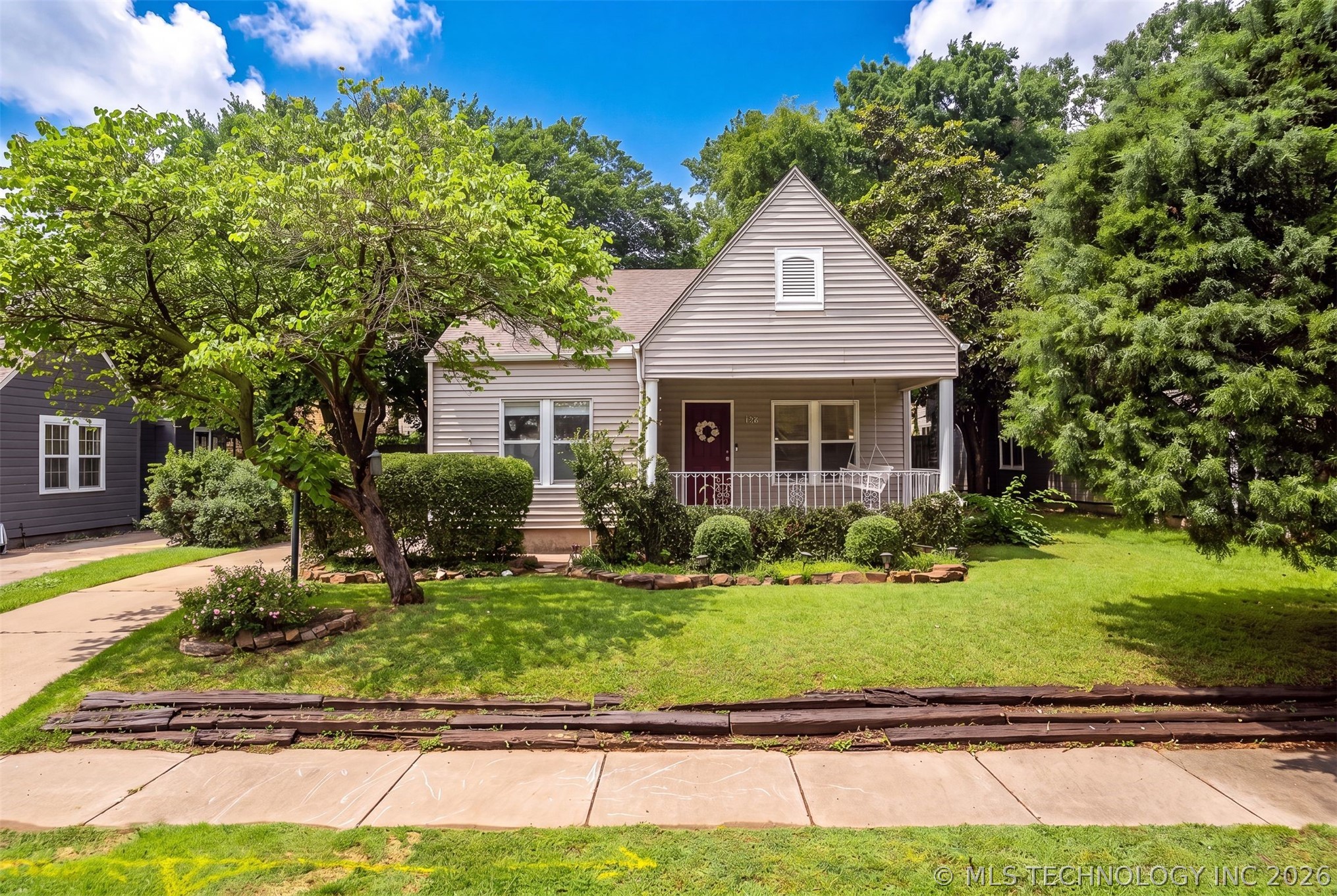 216 S Knoxville Avenue Property Photo 1