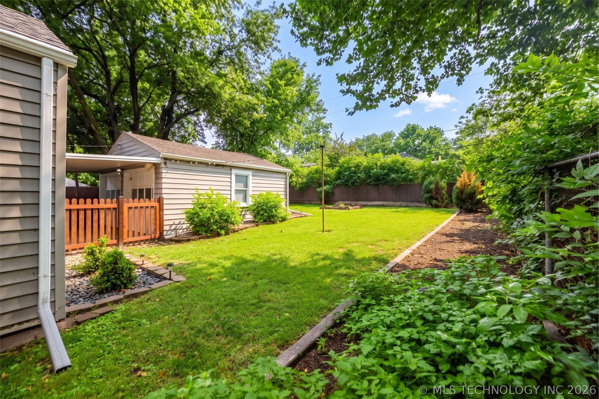 216 S Knoxville Avenue Property Photo 3