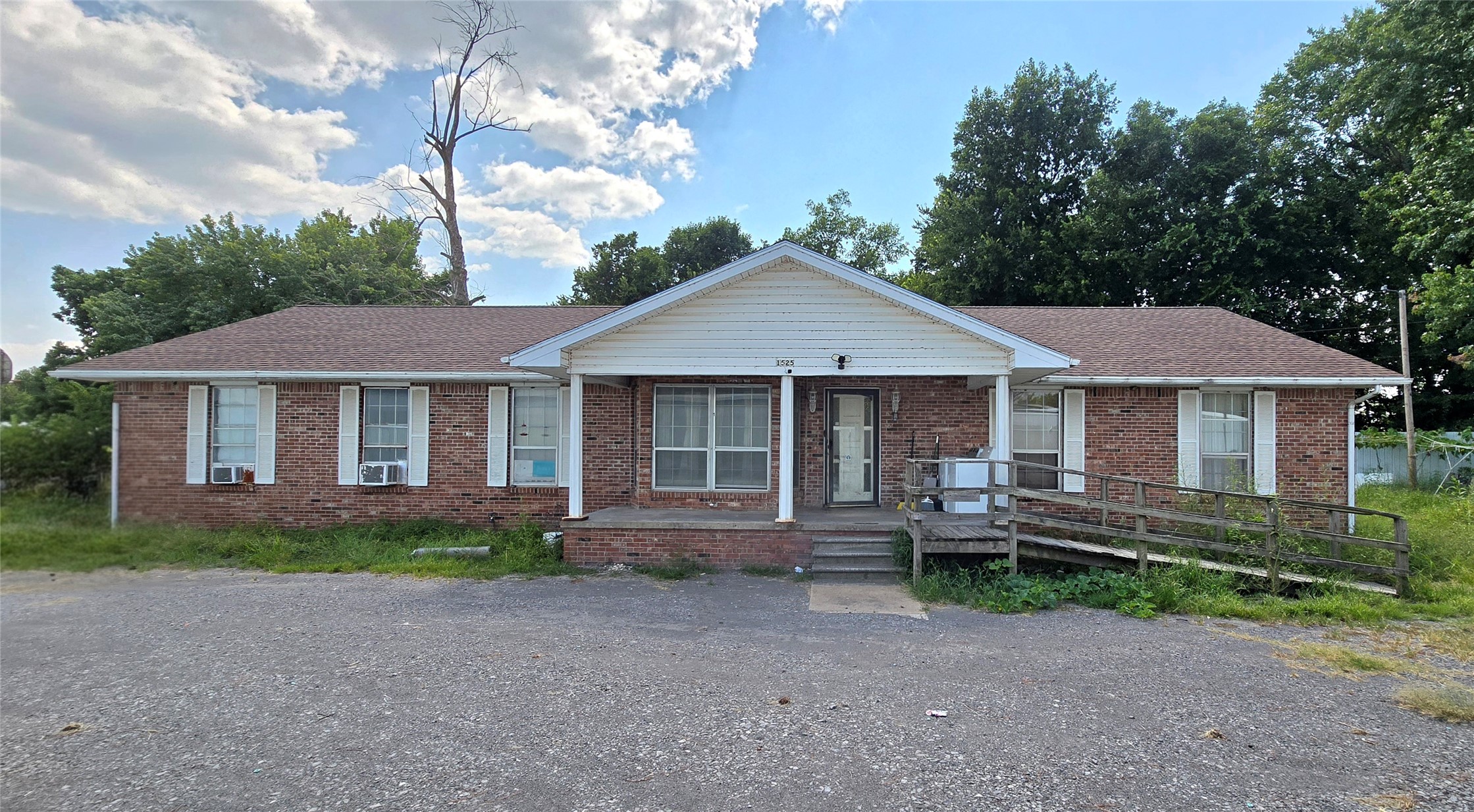 1525 N County Line Road E Property Photo 2