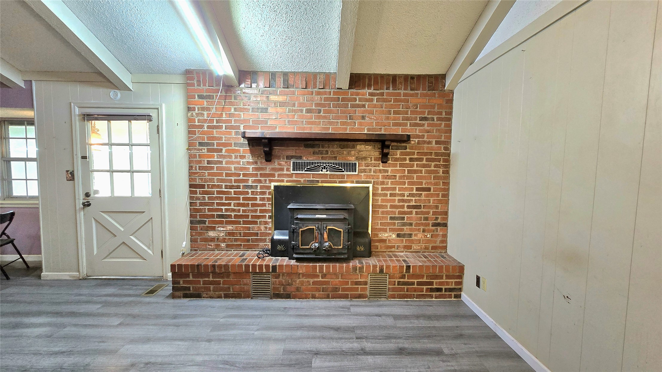 1525 N County Line Road E Property Photo 9