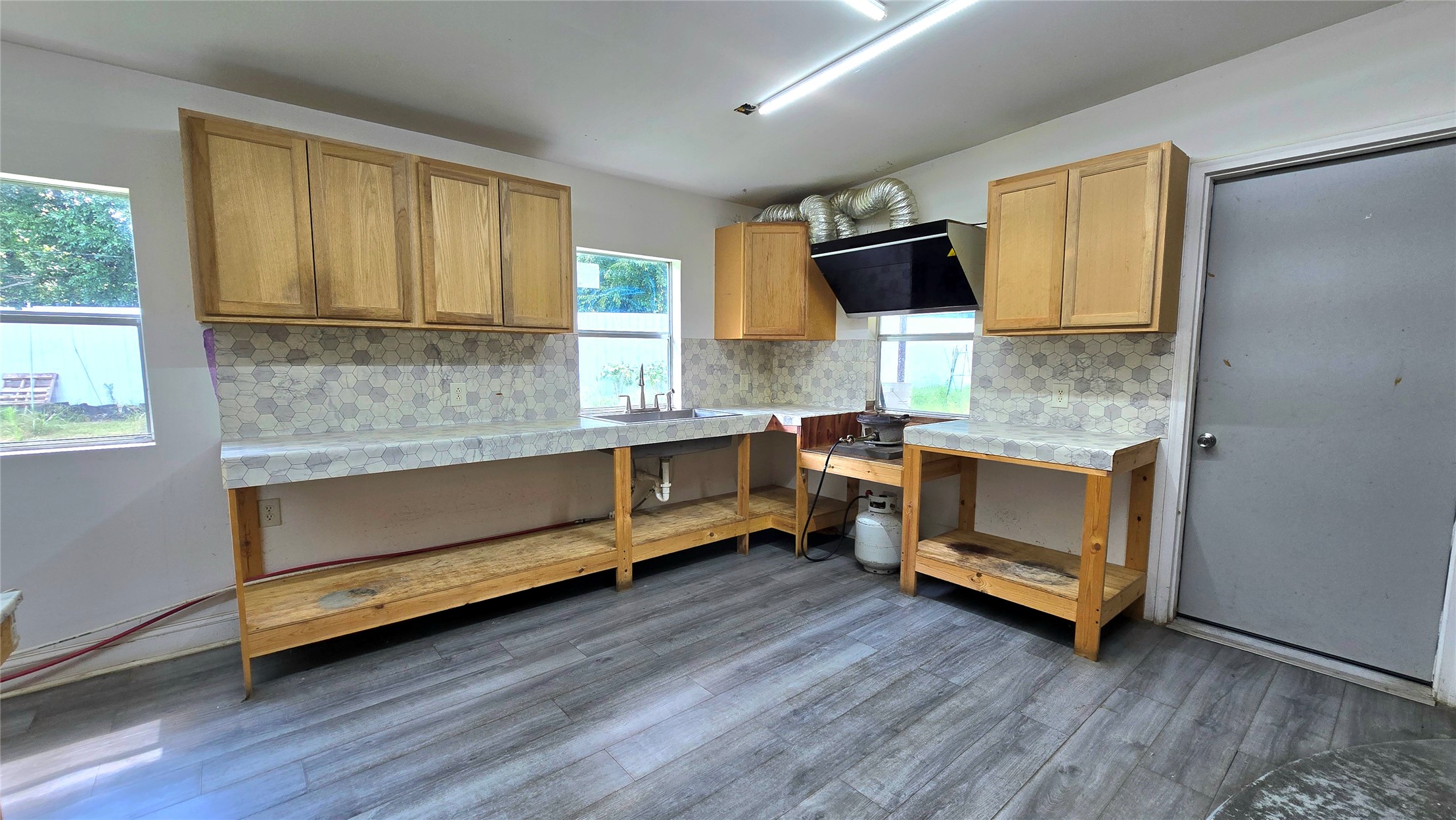 1525 N County Line Road E Property Photo 16