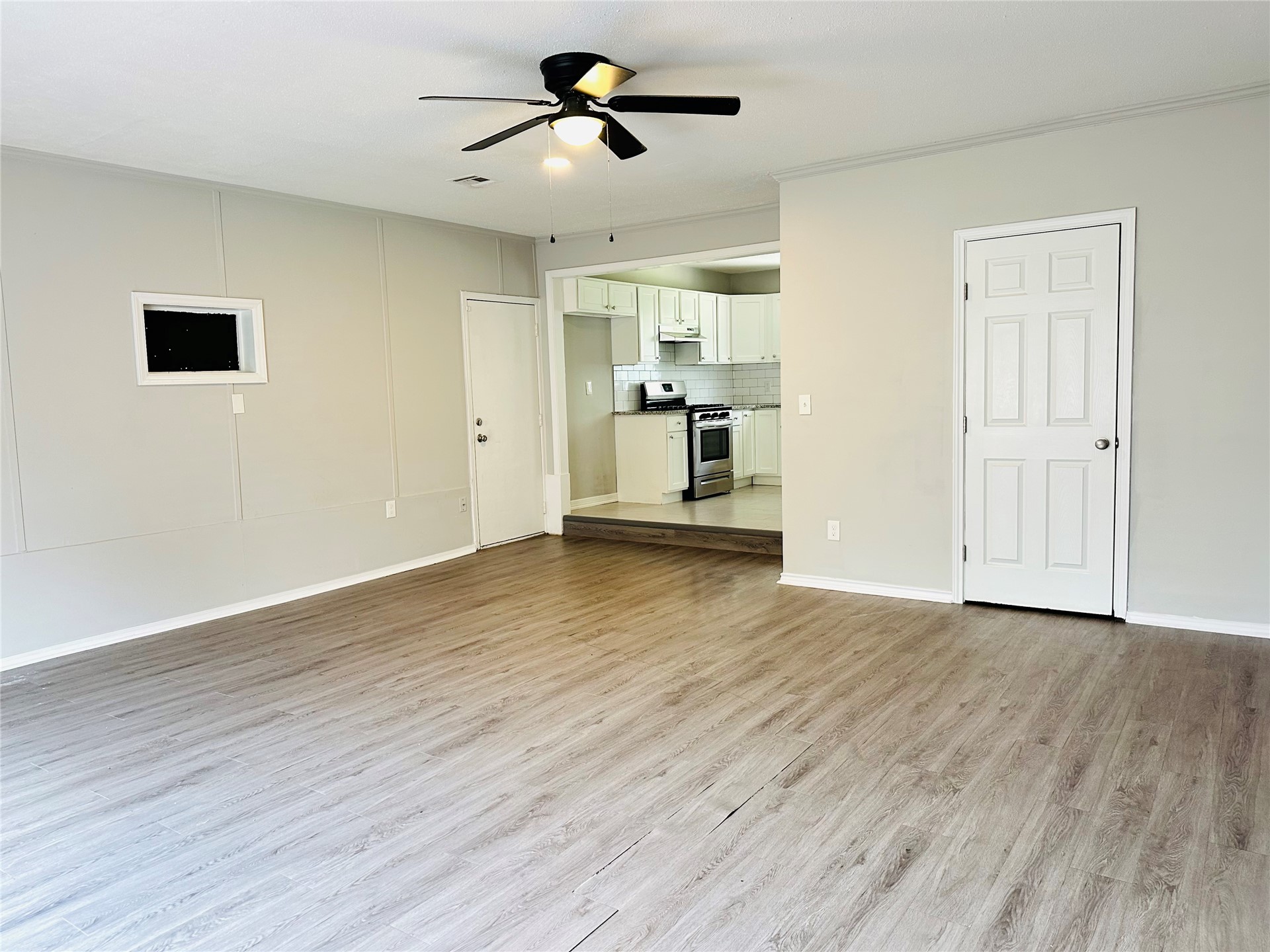 12315 E 24th Street Property Photo 4