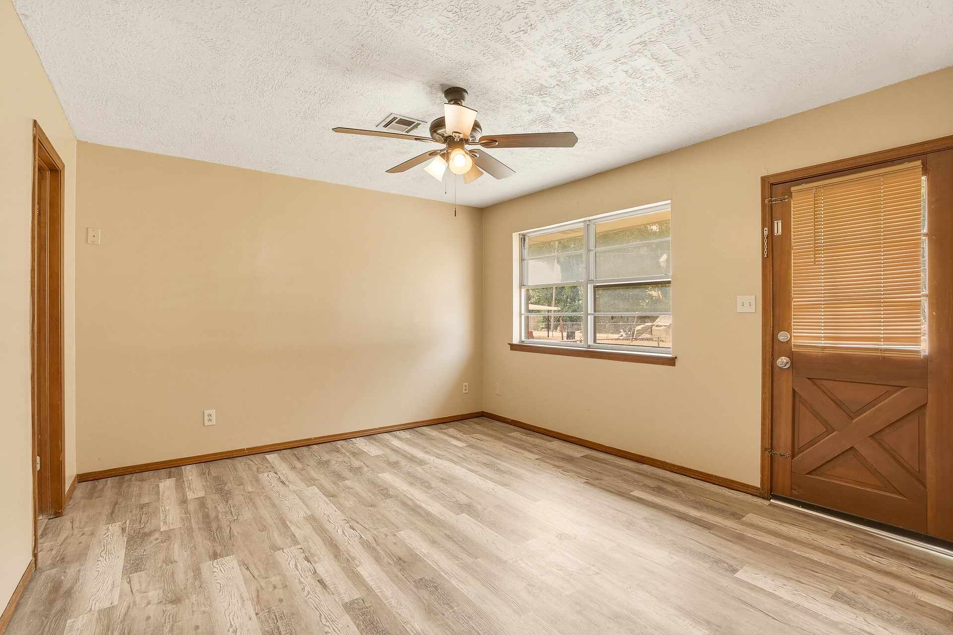 415 W 14th Property Photo 13