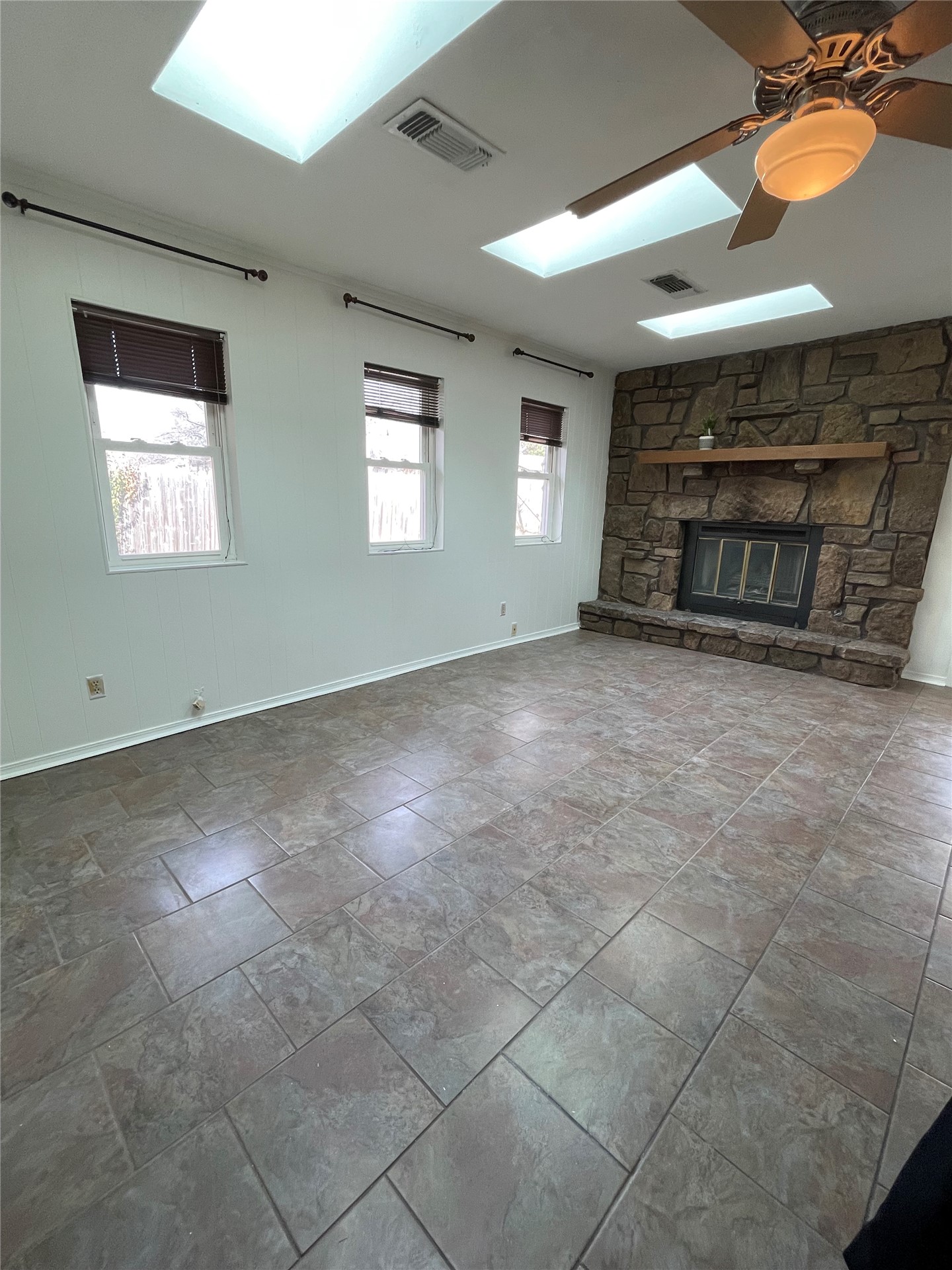 409 S Fern Avenue Property Photo 2
