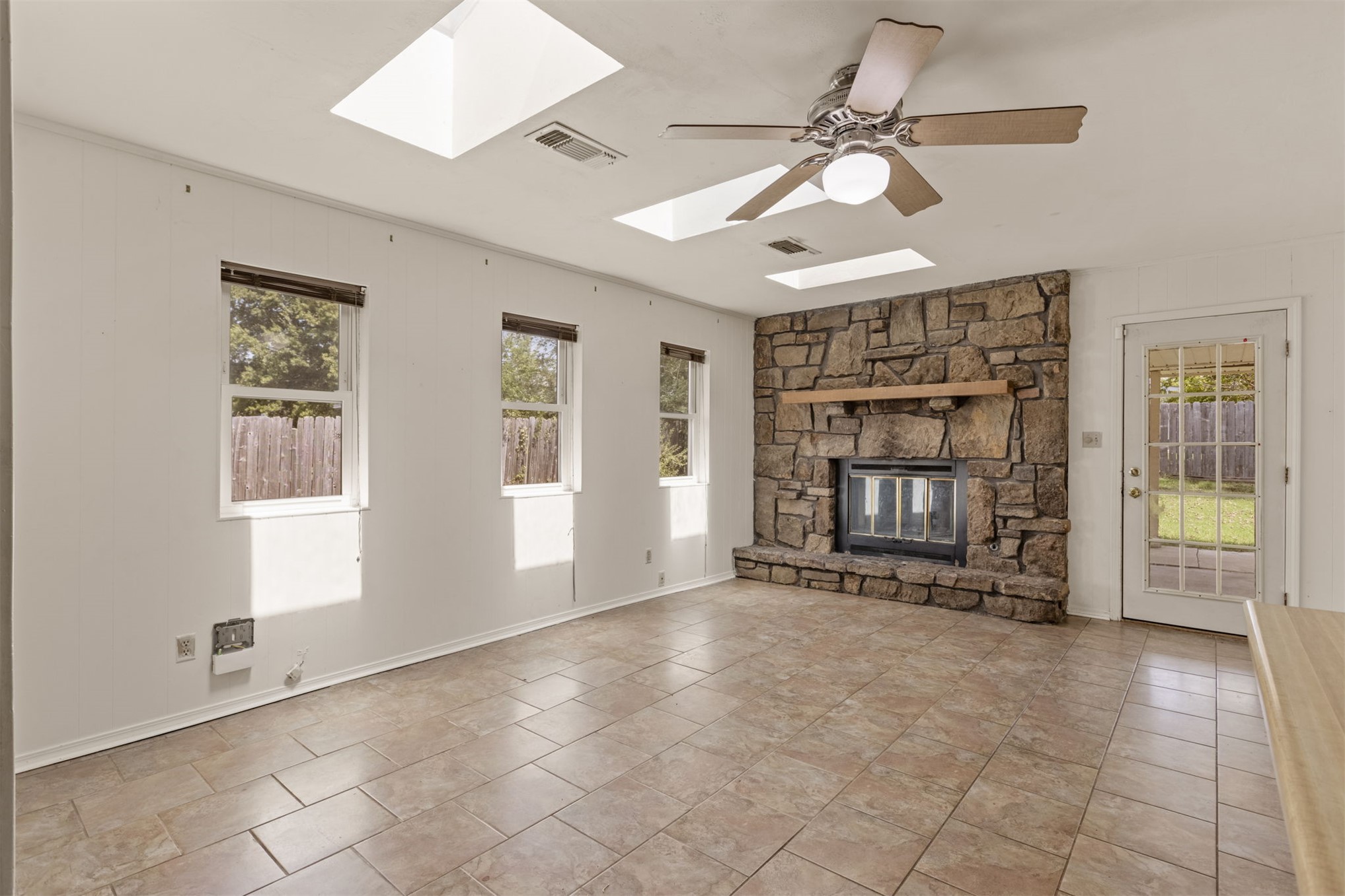 409 S Fern Avenue Property Photo 23