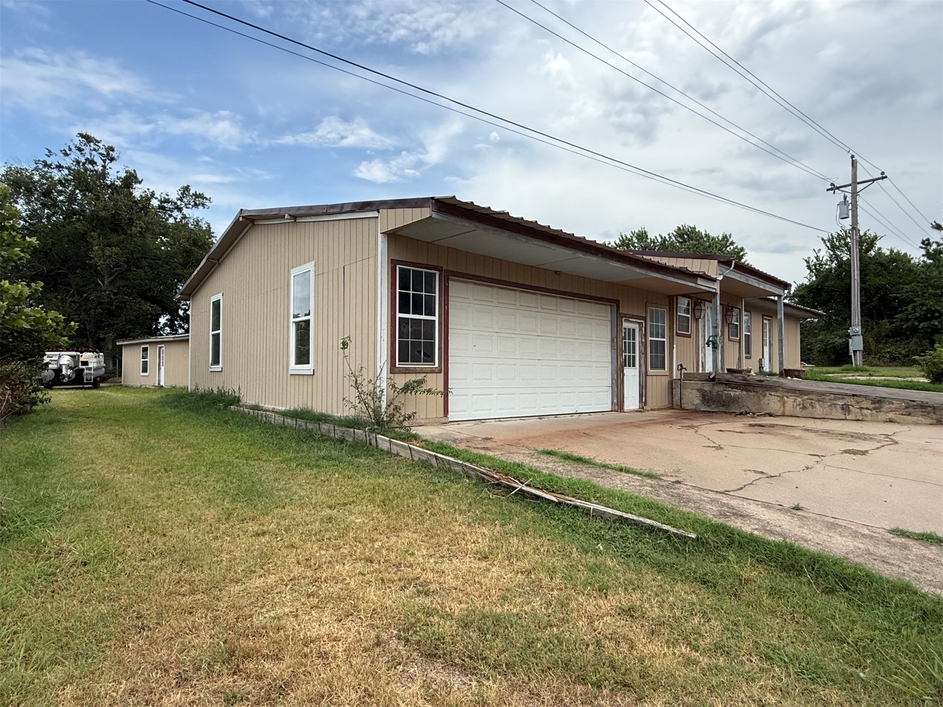 417705 E 1210 Road Property Photo 2