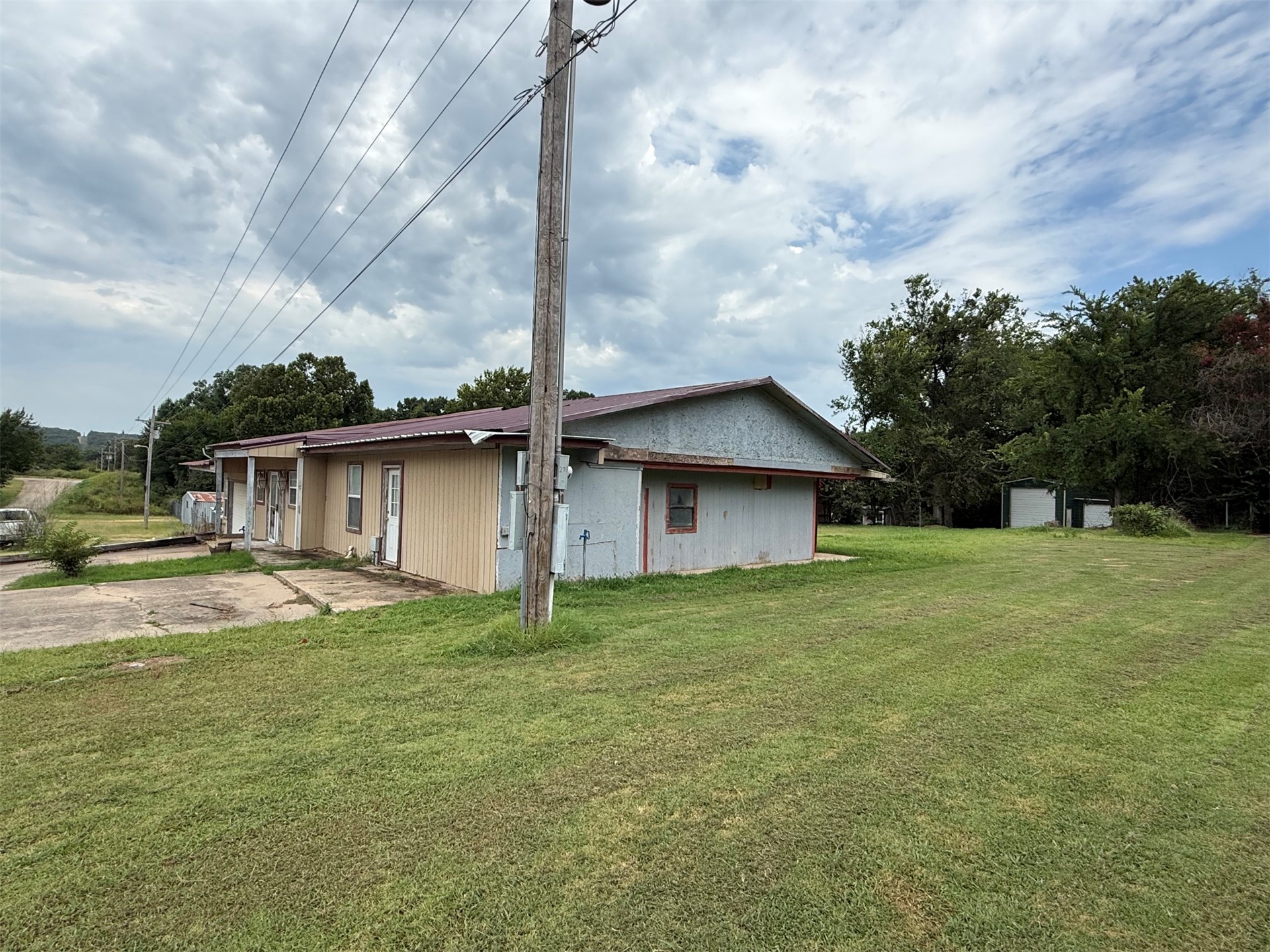 417705 E 1210 Road Property Photo 3