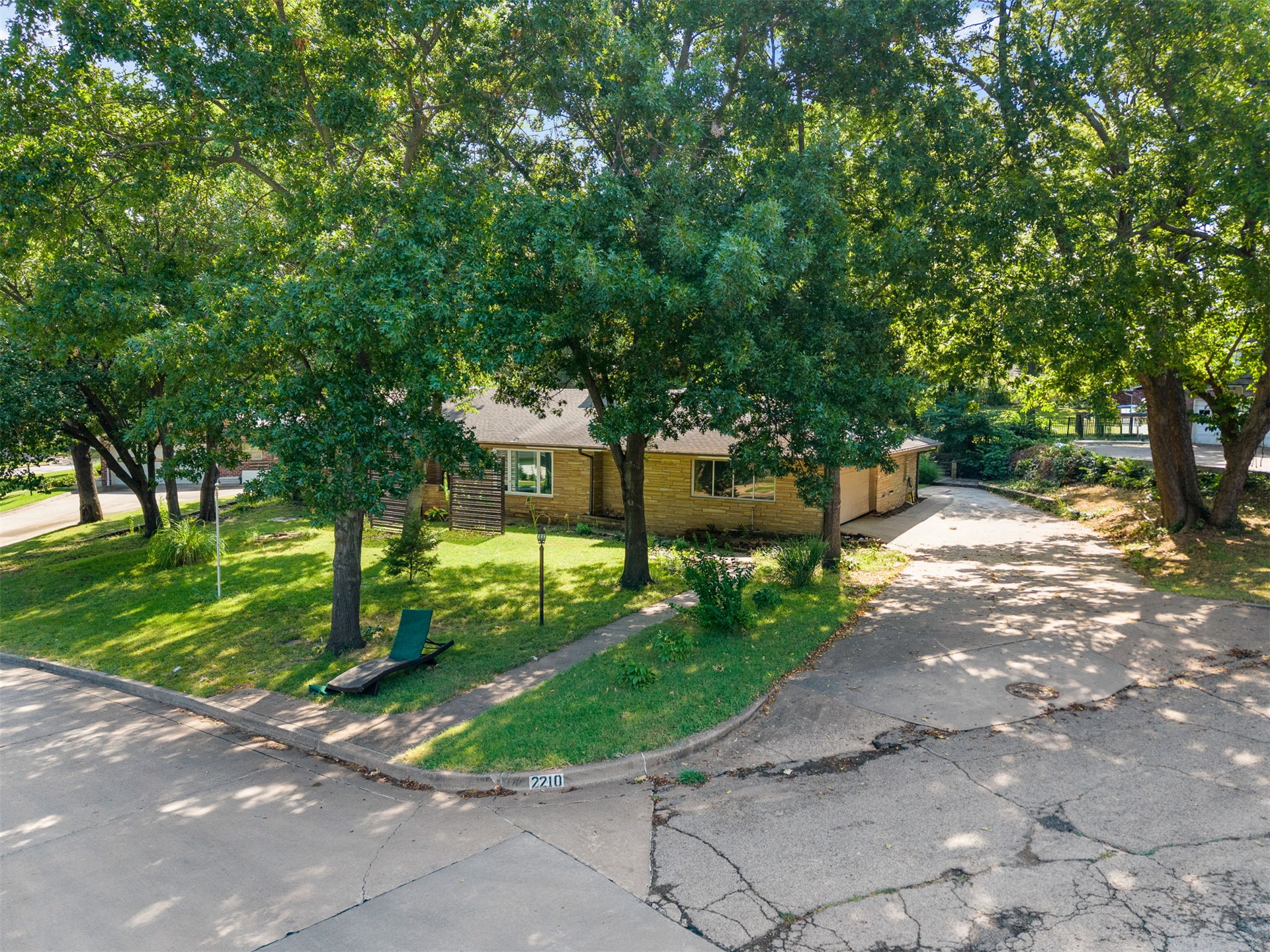 2210 Skyline Drive Property Photo 2