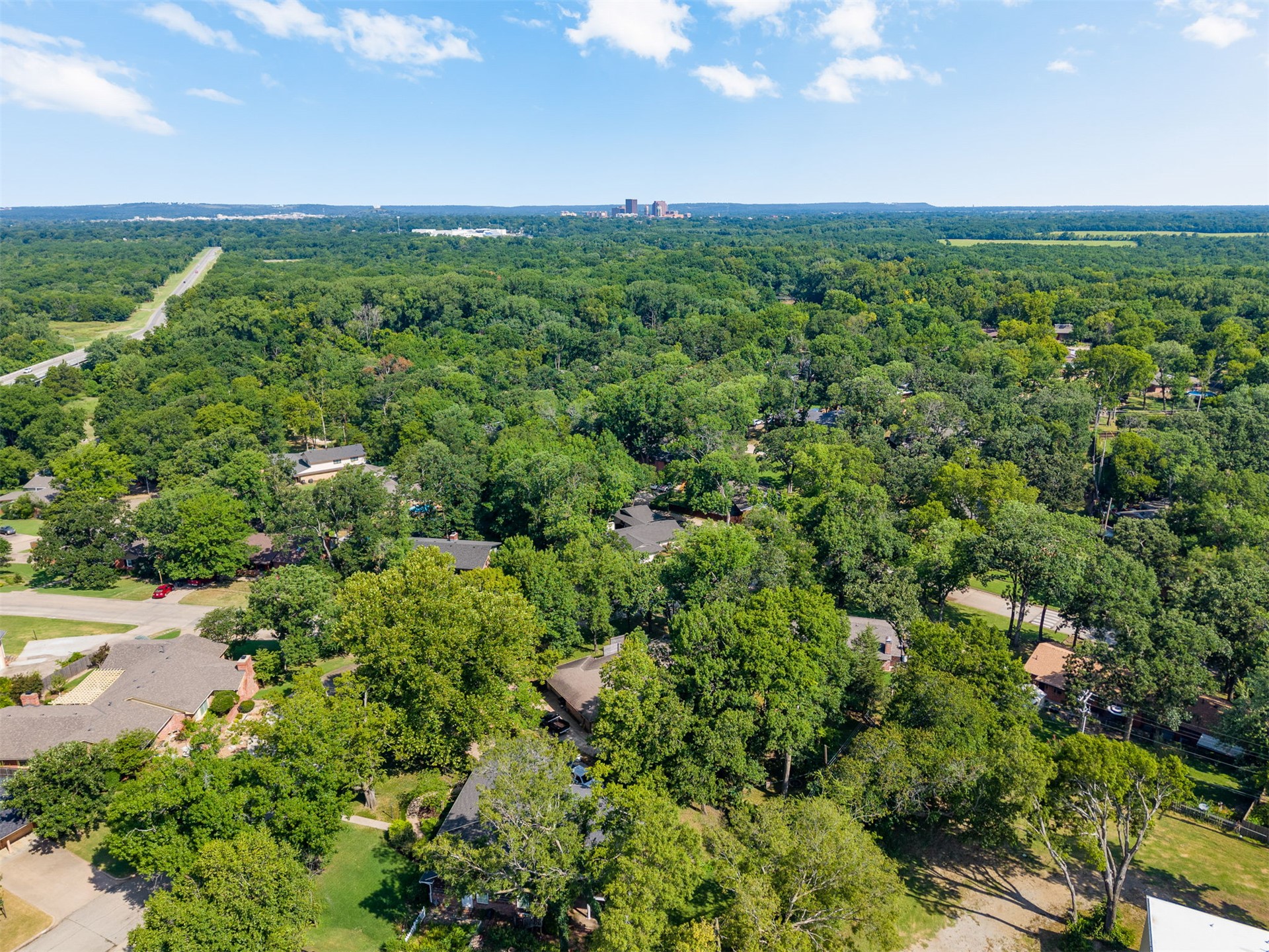 2210 Skyline Drive Property Photo 6
