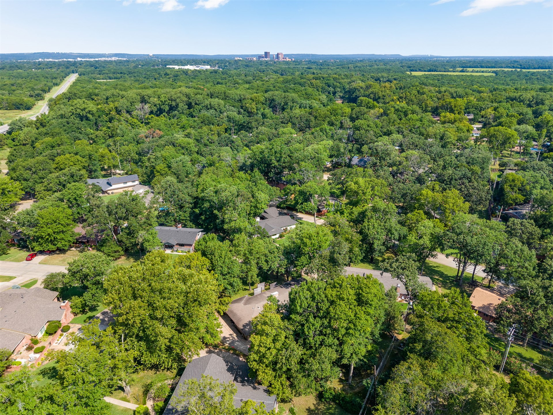 2210 Skyline Drive Property Photo 7