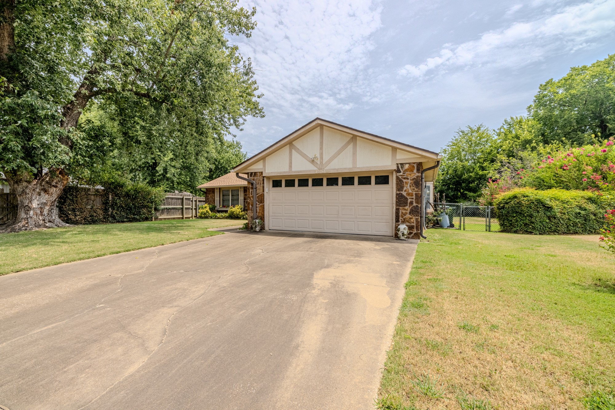 1808 N Chambers Place Property Photo 3