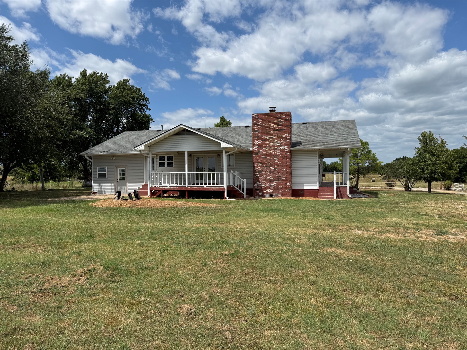 438505 E 370 Road Property Photo 2