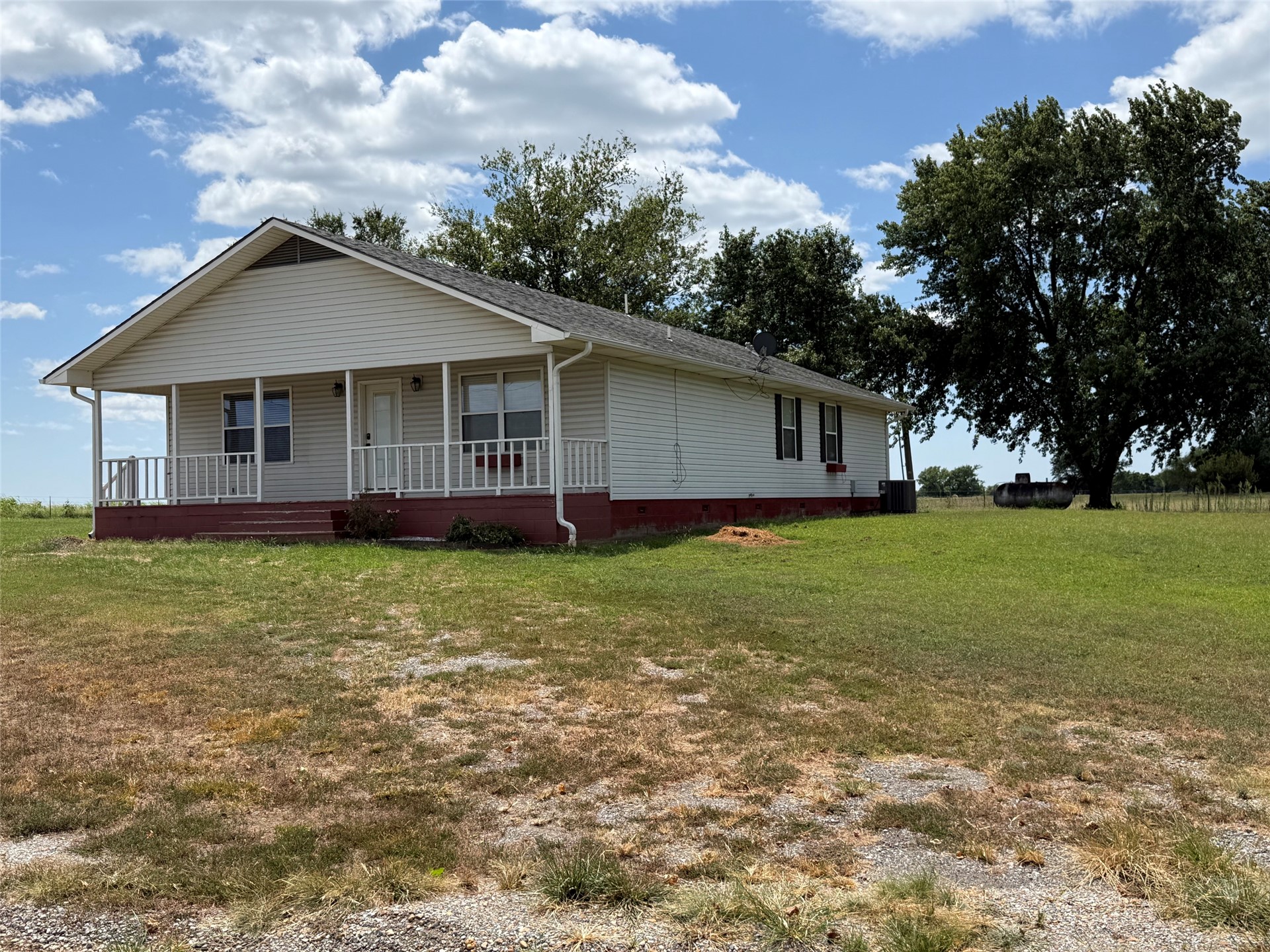 438505 E 370 Road Property Photo 3