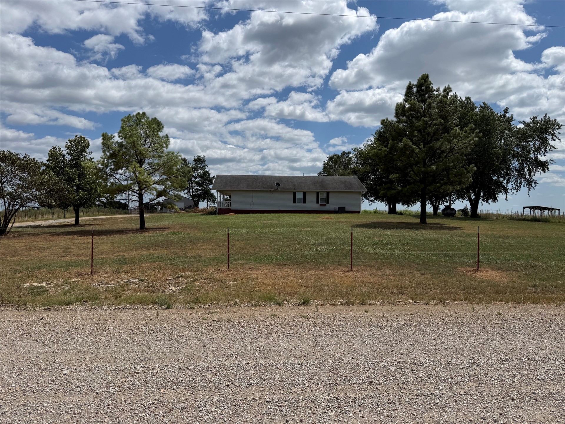 438505 E 370 Road Property Photo 4