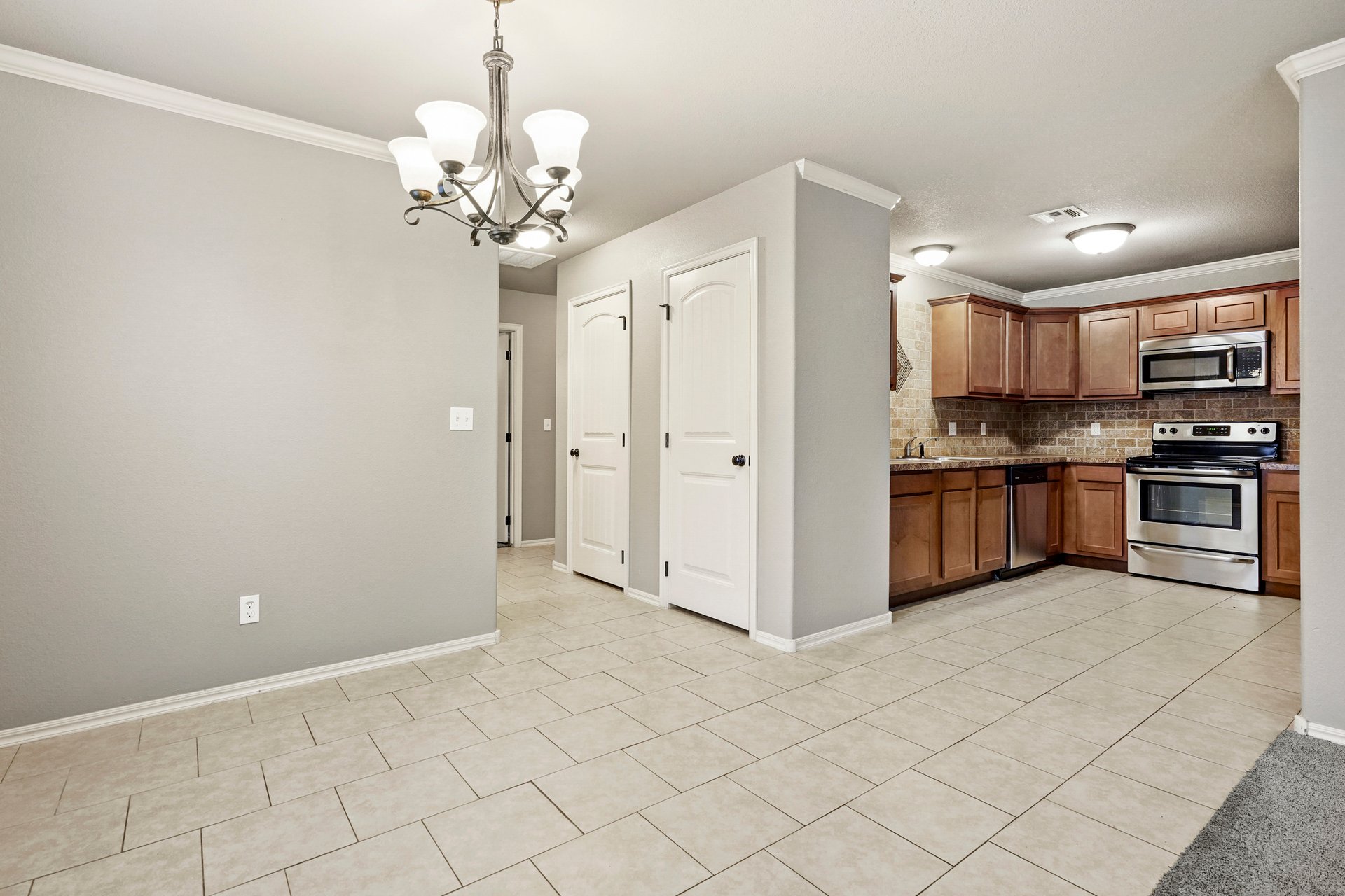910 N Osage Avenue Property Photo 3