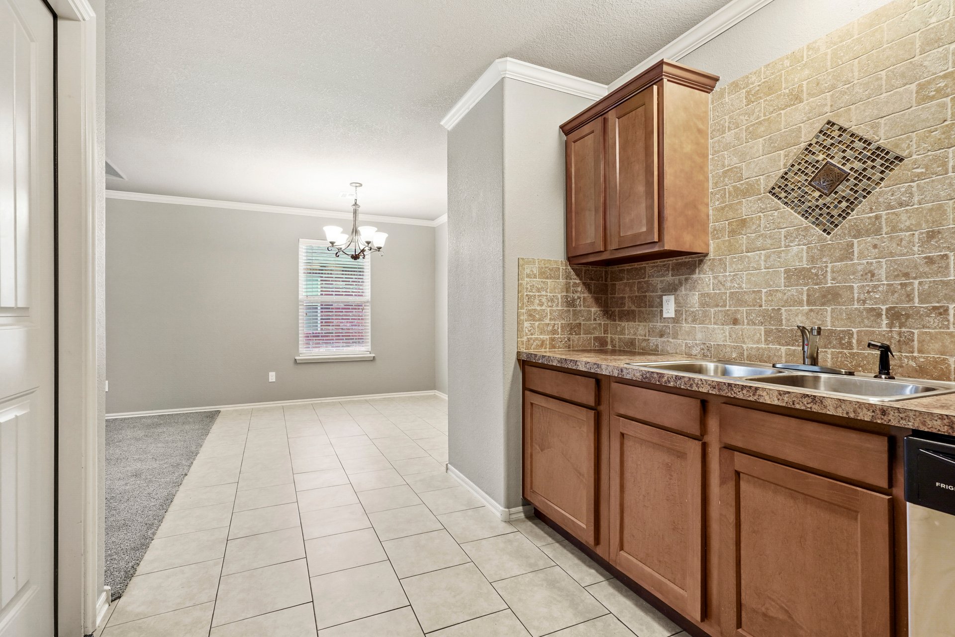 910 N Osage Avenue Property Photo 6