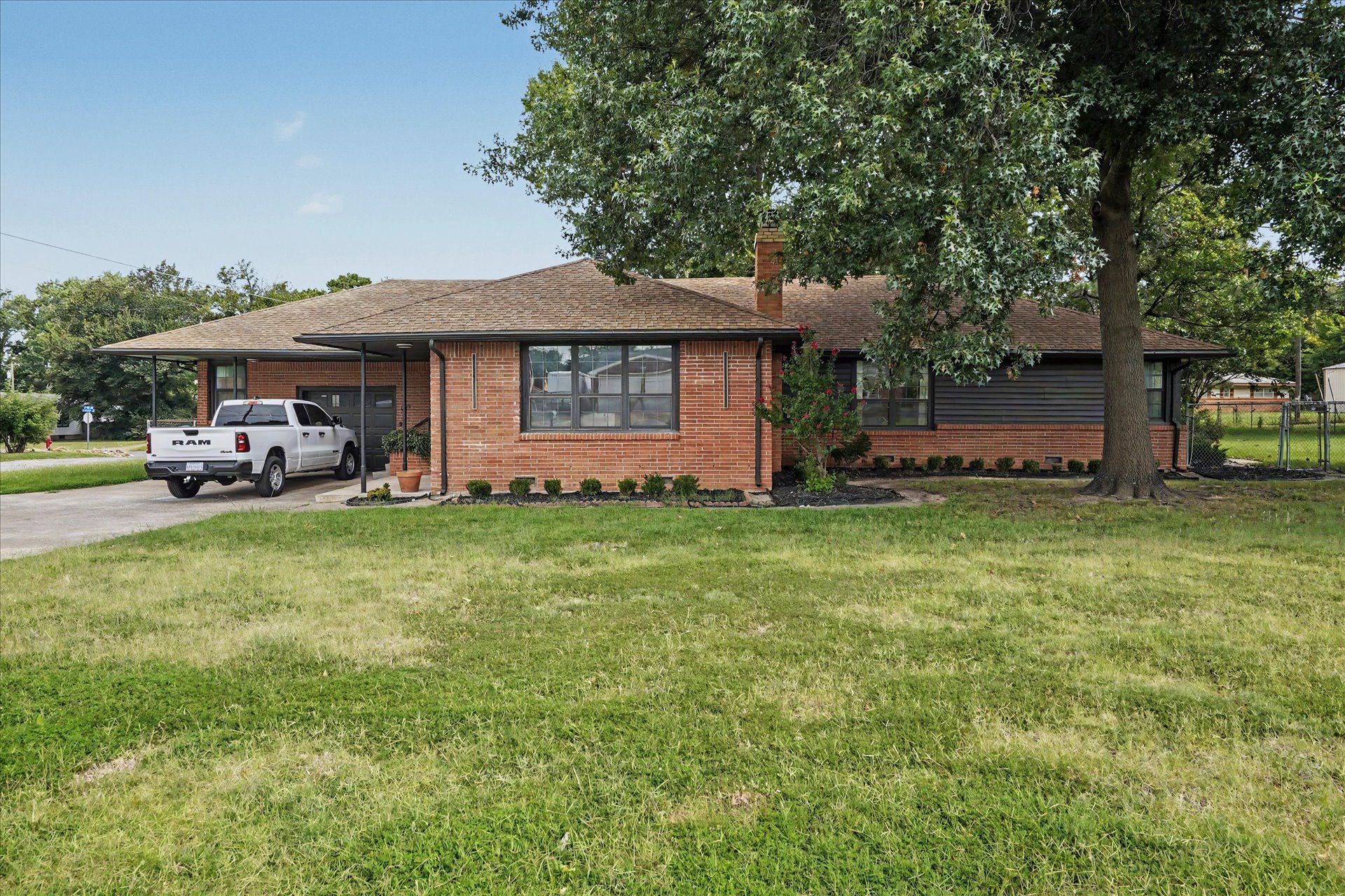 602 E Elgin Place Property Photo 1