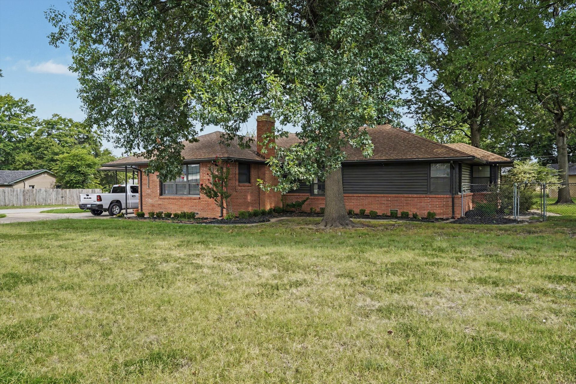 602 E Elgin Place Property Photo 2
