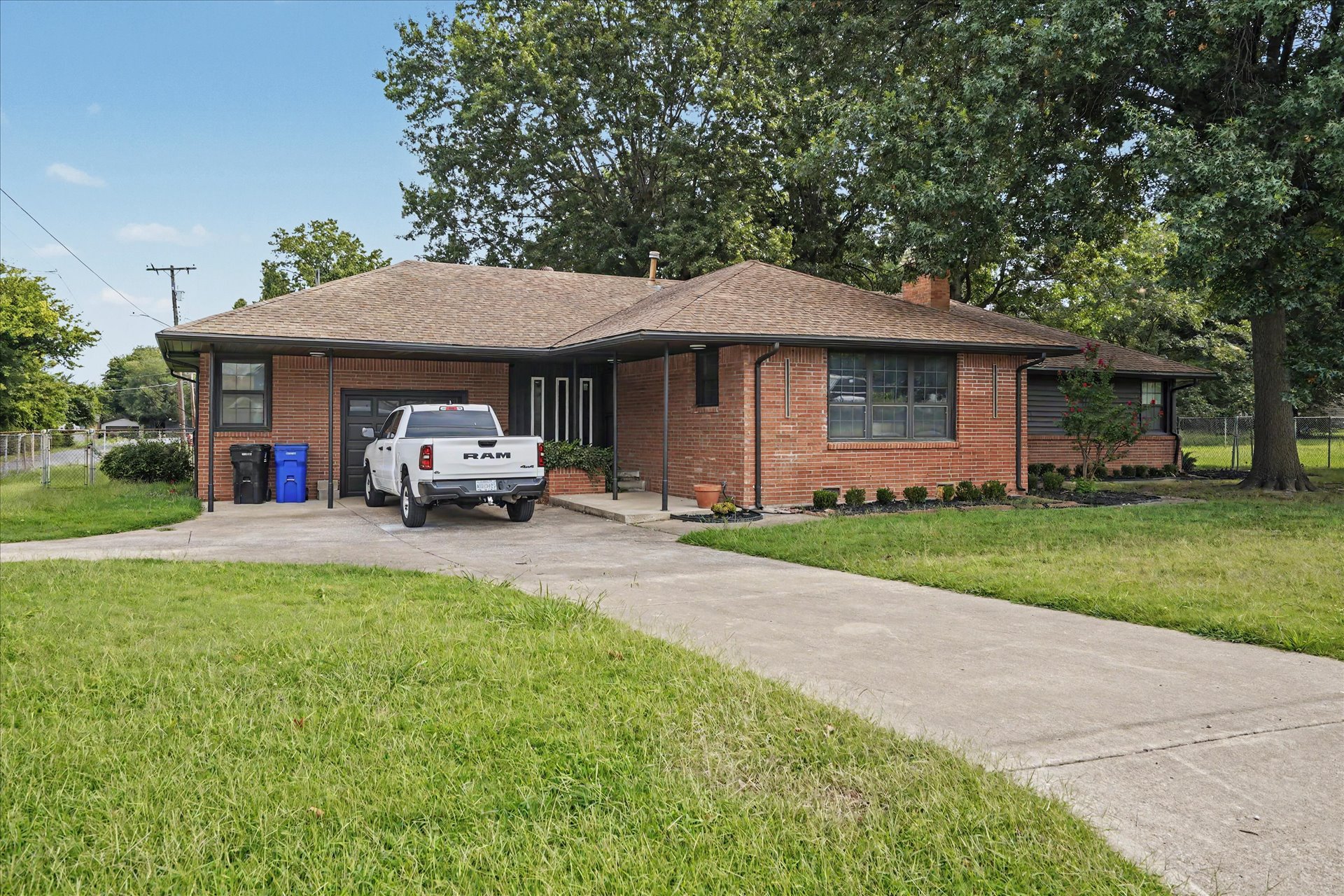 602 E Elgin Place Property Photo 3