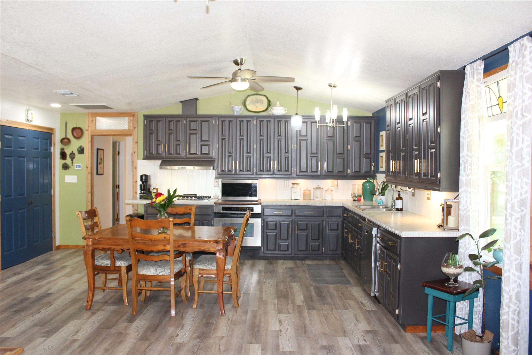 423118 E 1944 Lane Property Photo 8