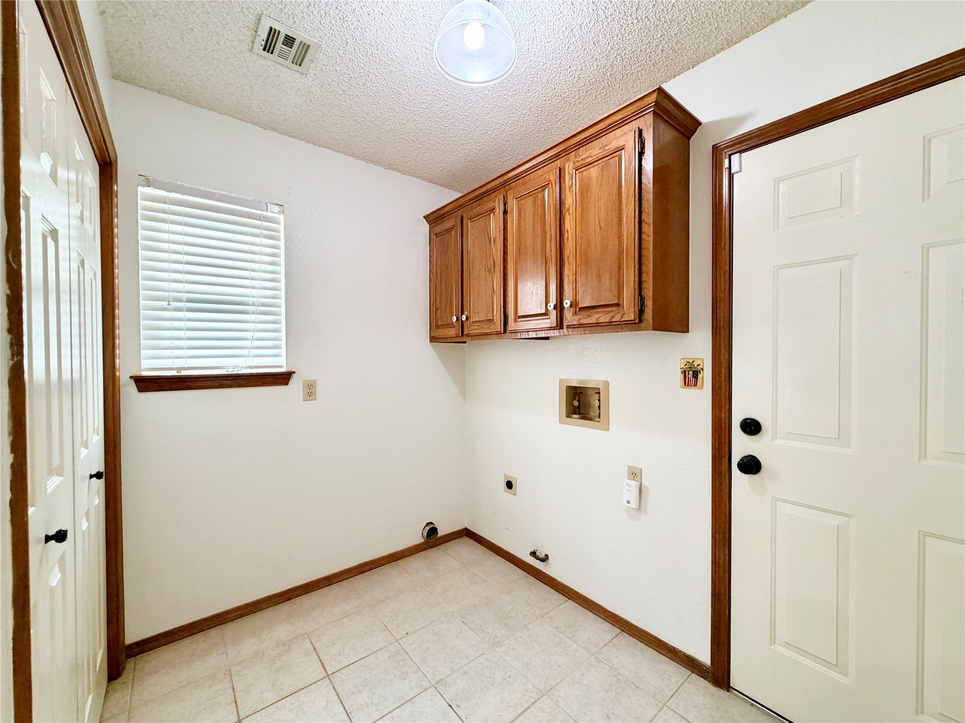 12402 E 77th Street N Property Photo 17
