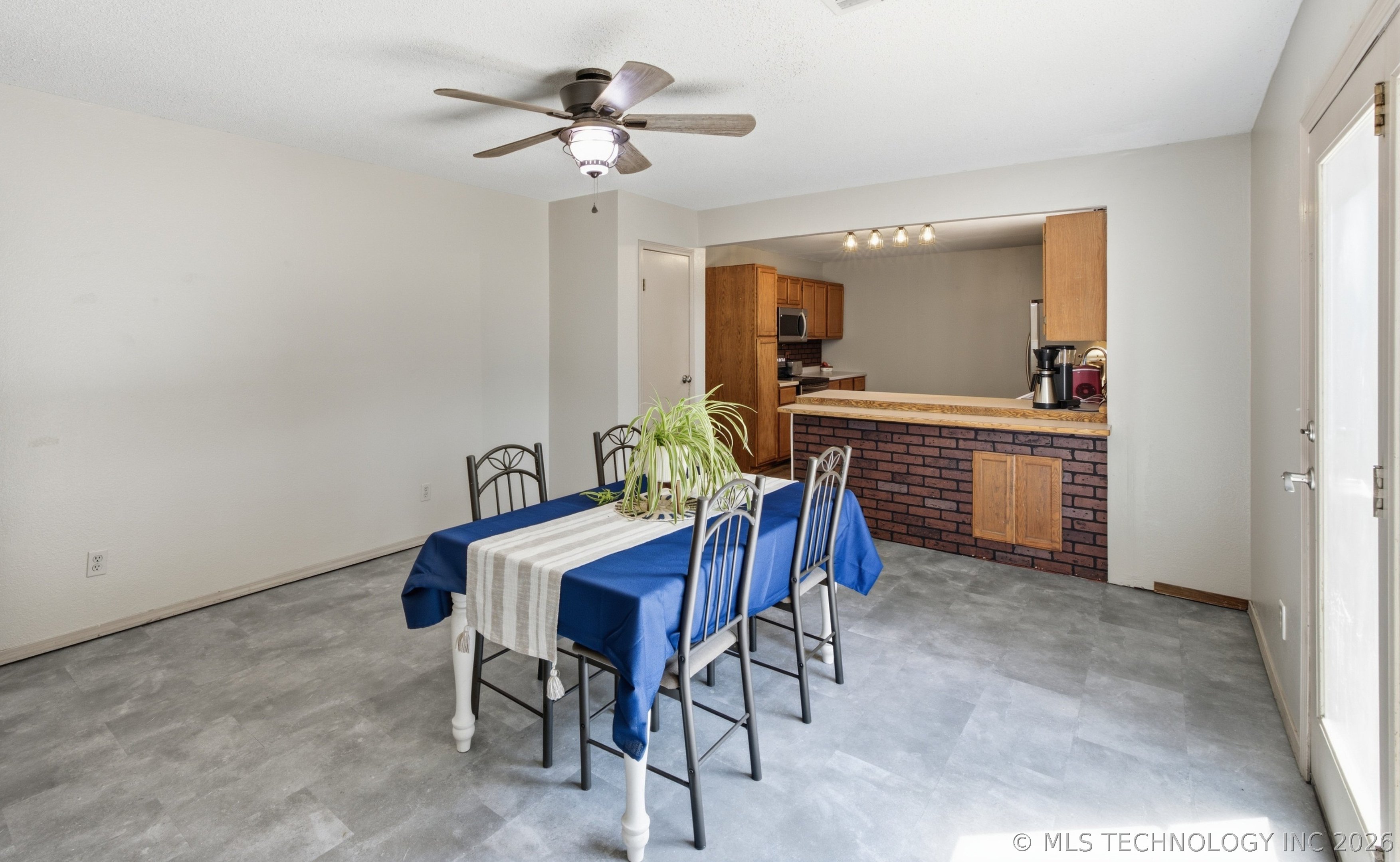 603 E Coppinger Property Photo 12