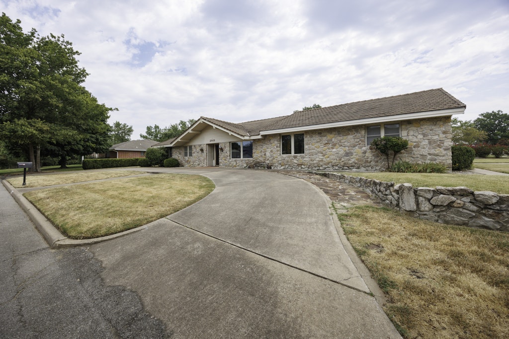 2918 Longridge Lane Property Photo 2