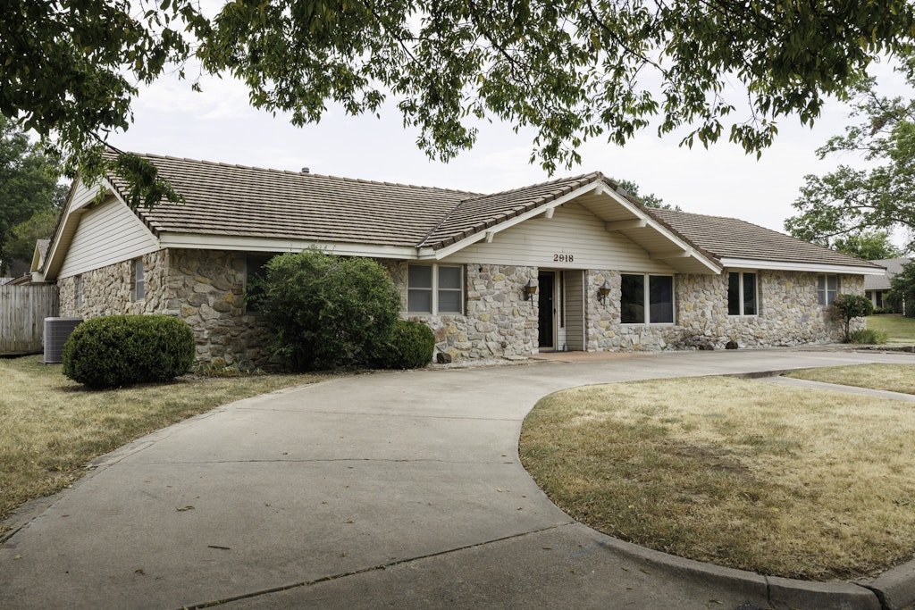 2918 Longridge Lane Property Photo 3