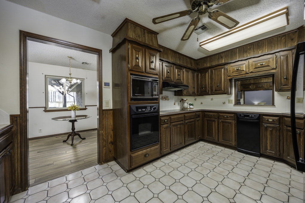 2918 Longridge Lane Property Photo 9