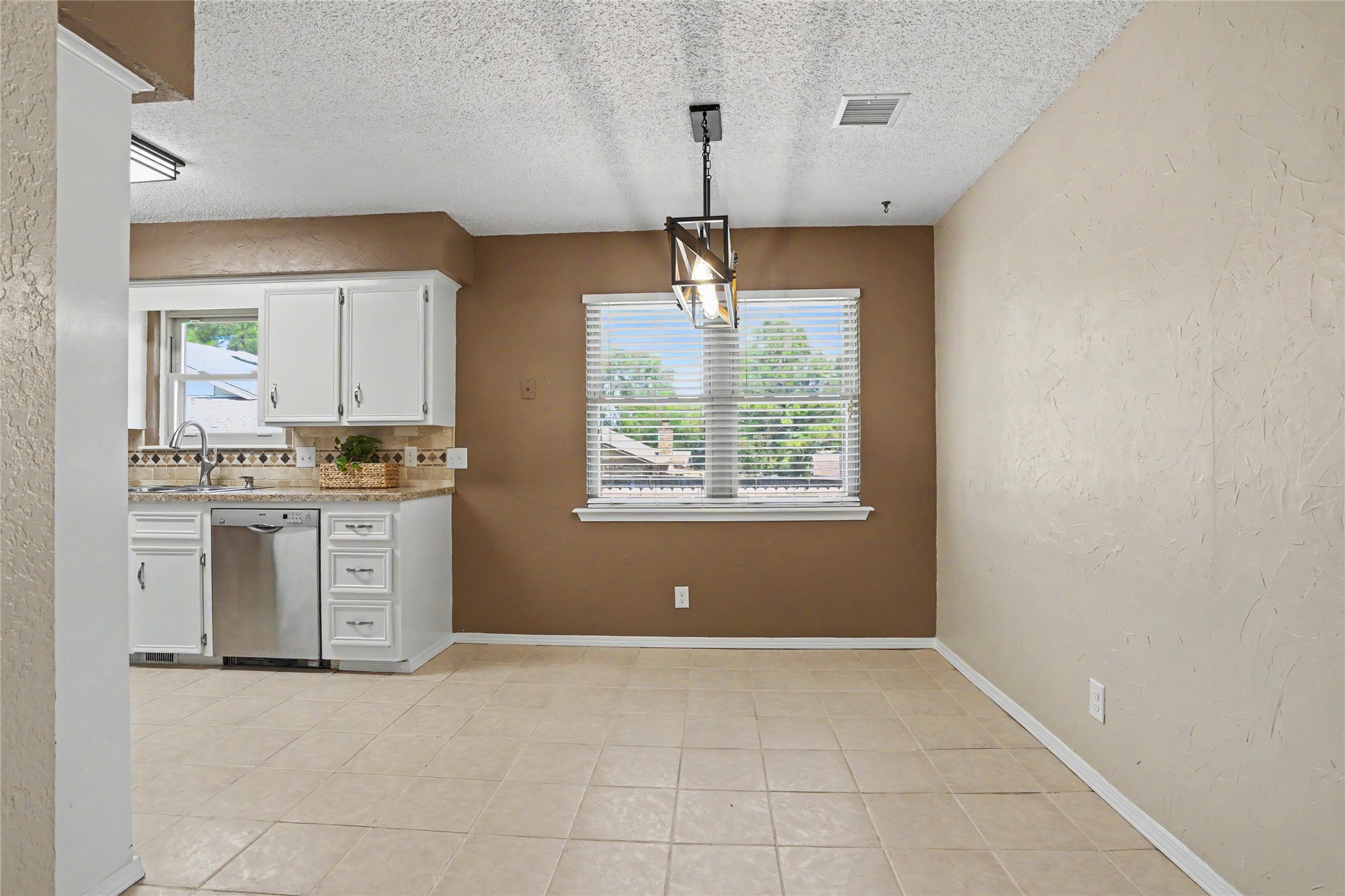 2911 S Ash Place Property Photo 9