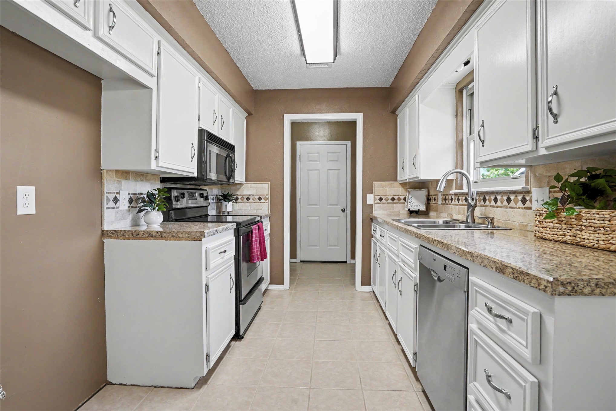 2911 S Ash Place Property Photo 10