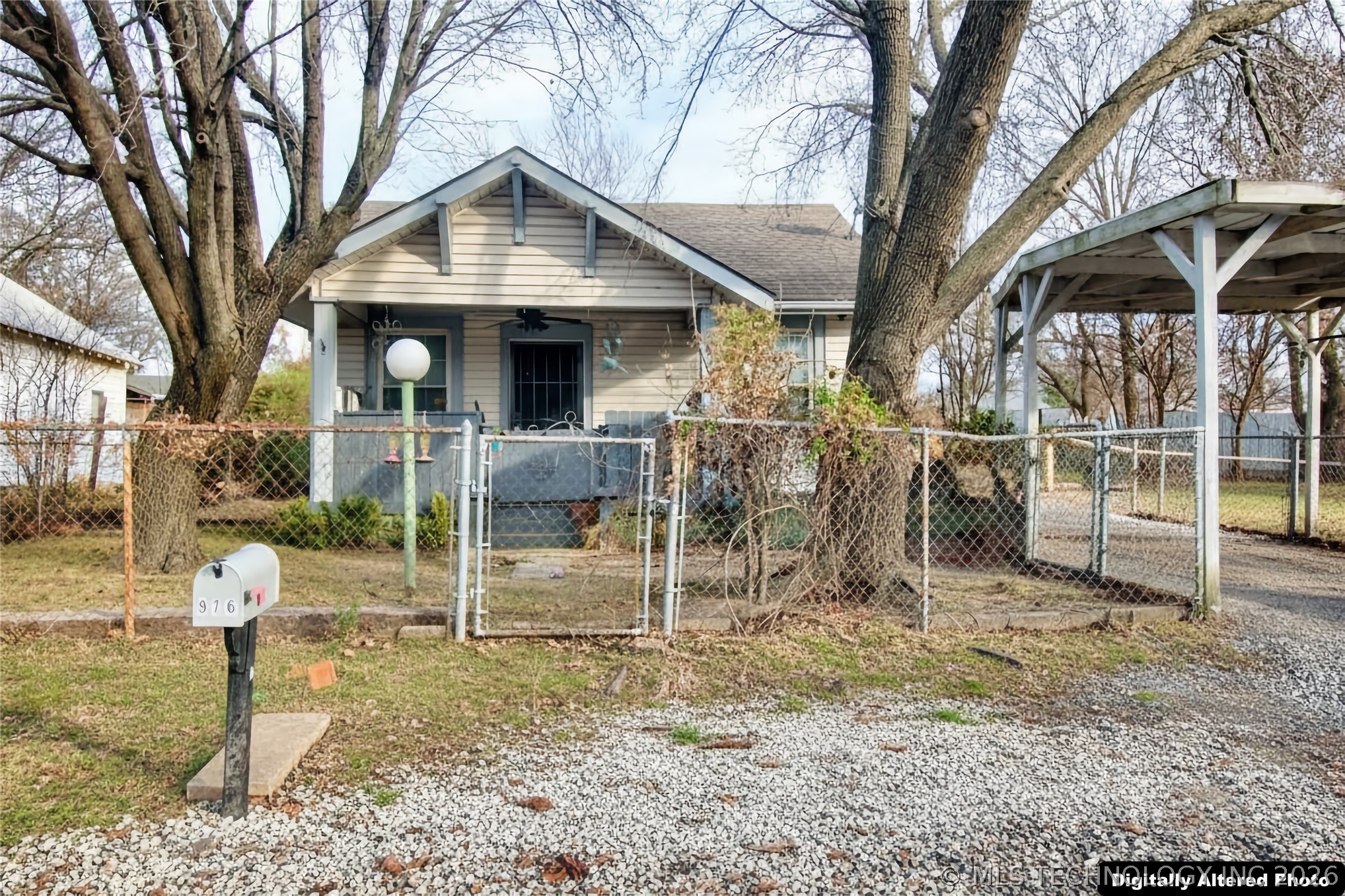 976 Summit Street Property Photo 1