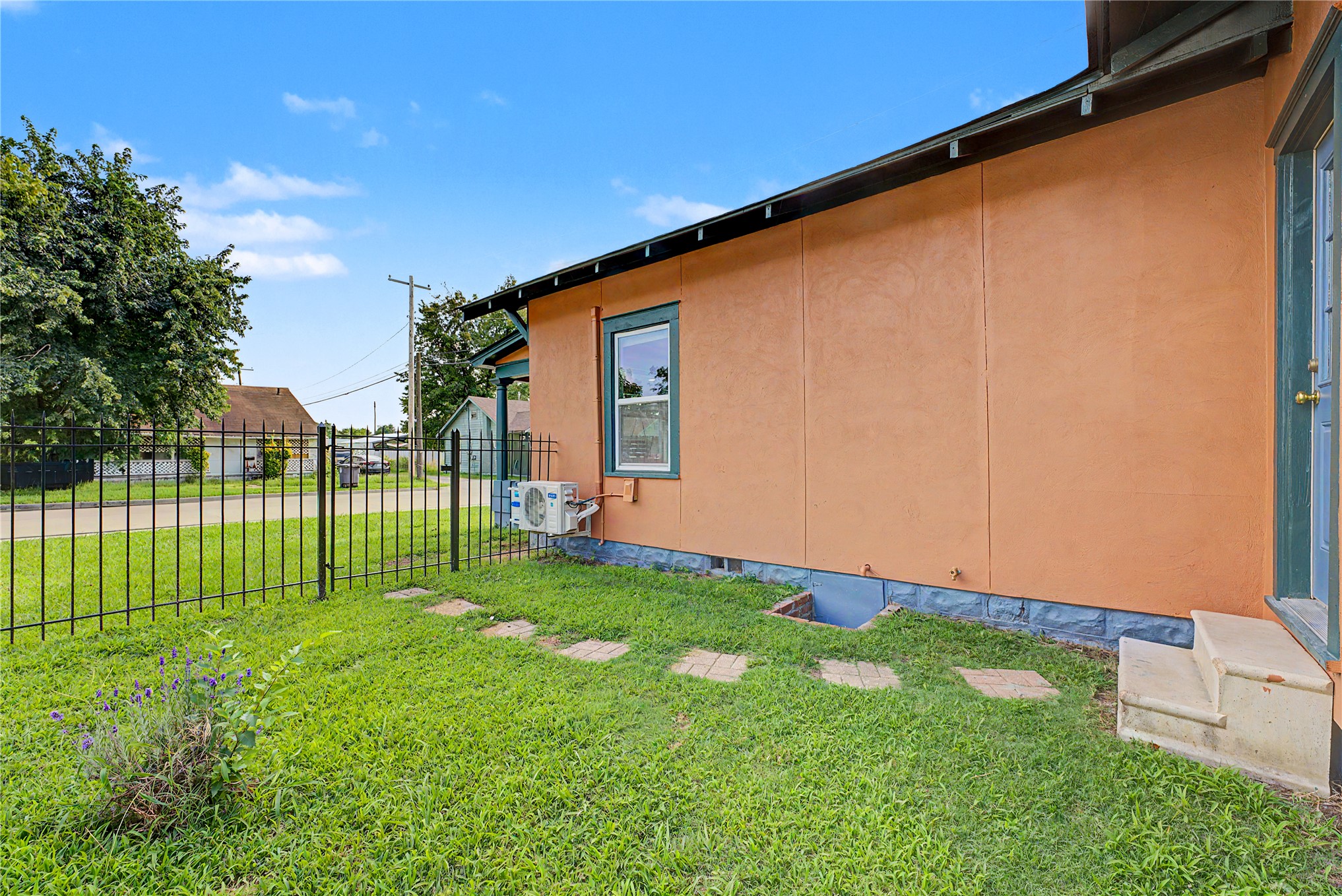 2015 E 2nd Street Unit B Property Photo 3