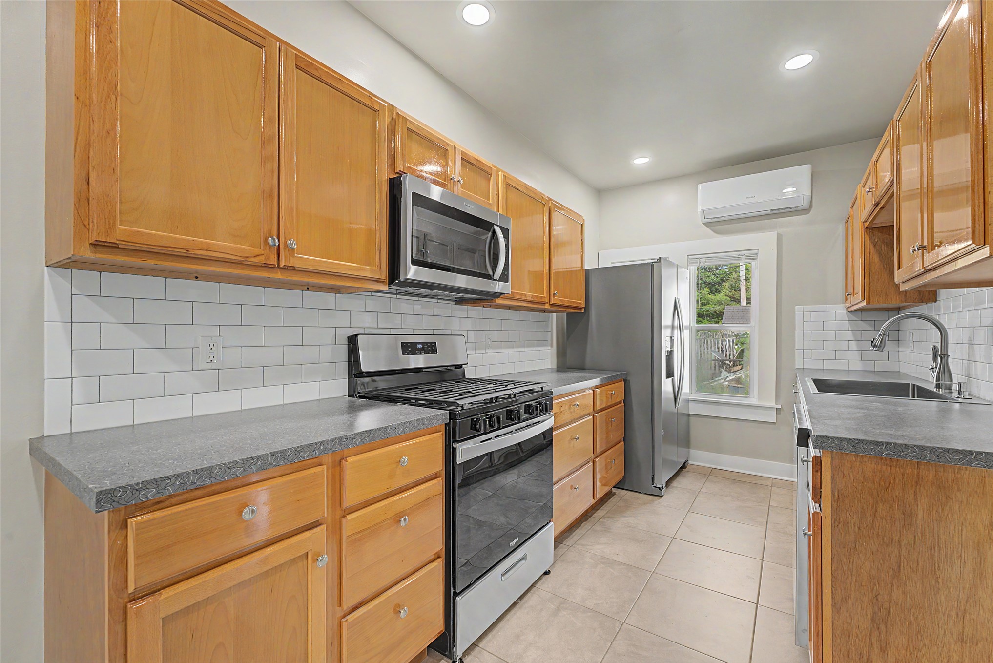 2015 E 2nd Street Unit B Property Photo 4