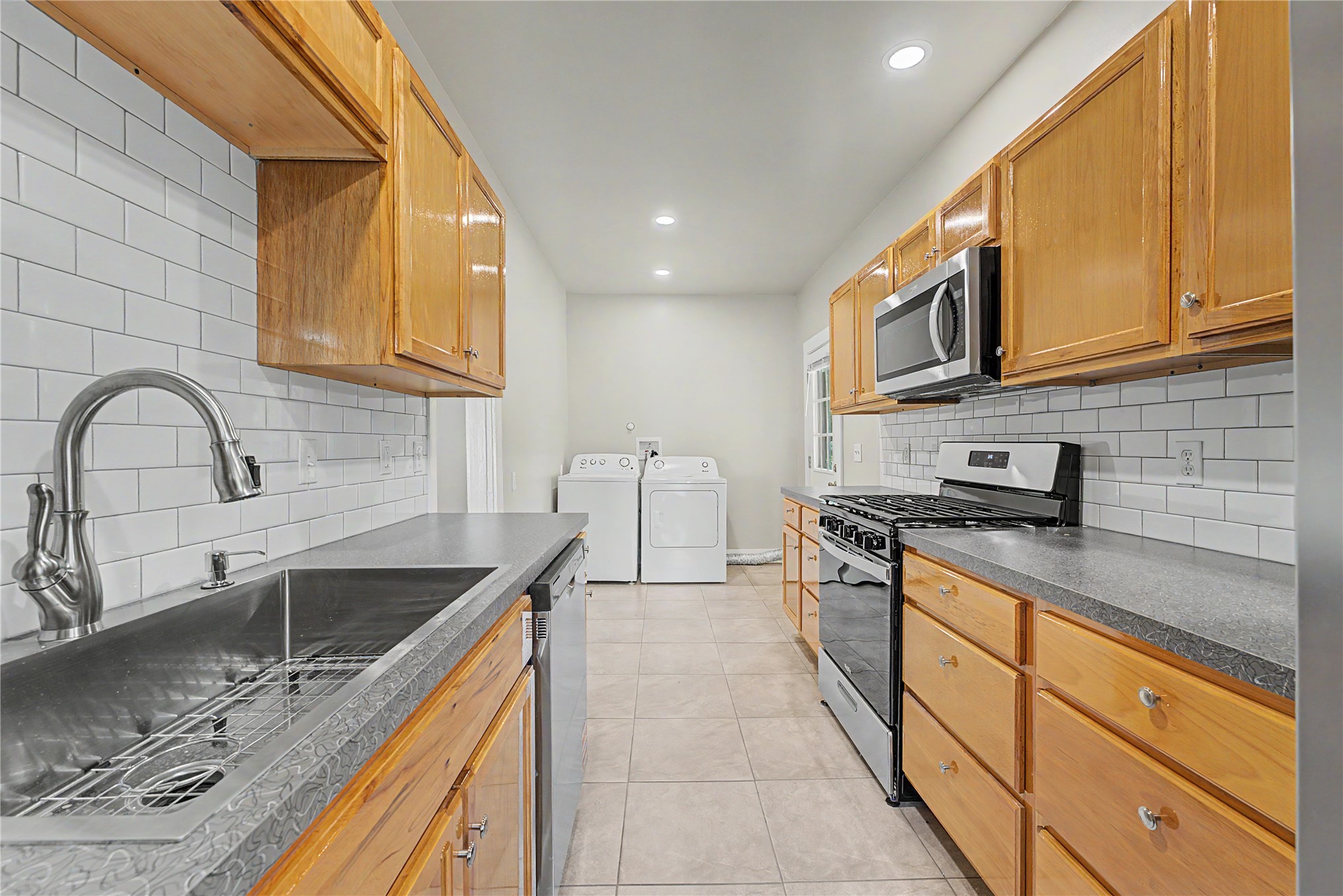 2015 E 2nd Street Unit B Property Photo 5