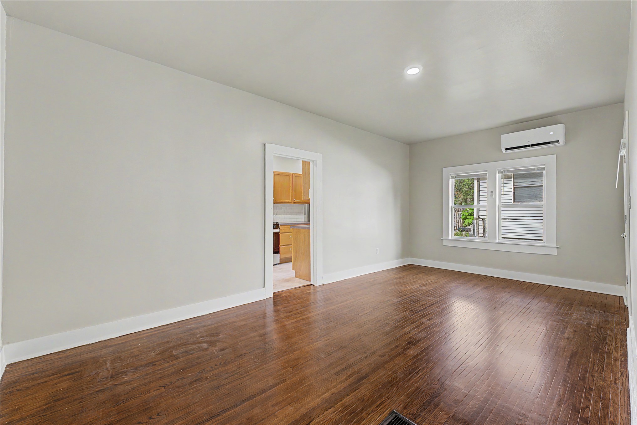 2015 E 2nd Street Unit B Property Photo 7