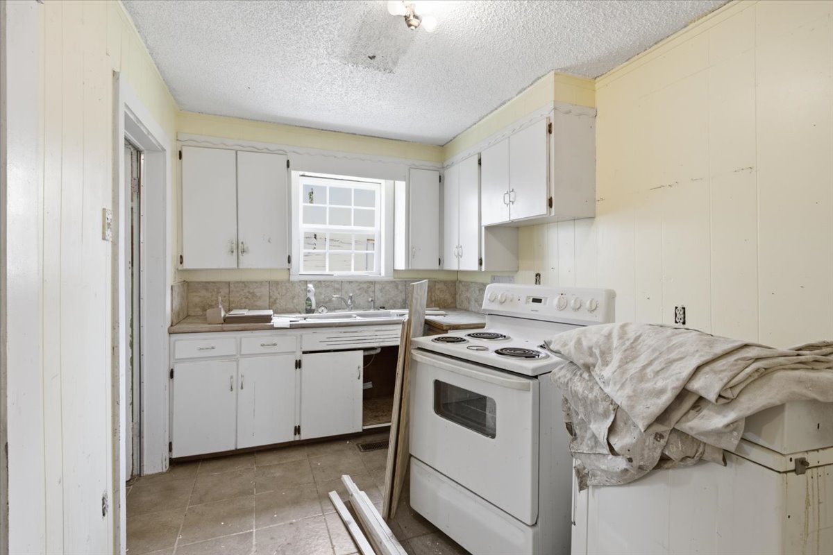 222 W 17th Property Photo 8