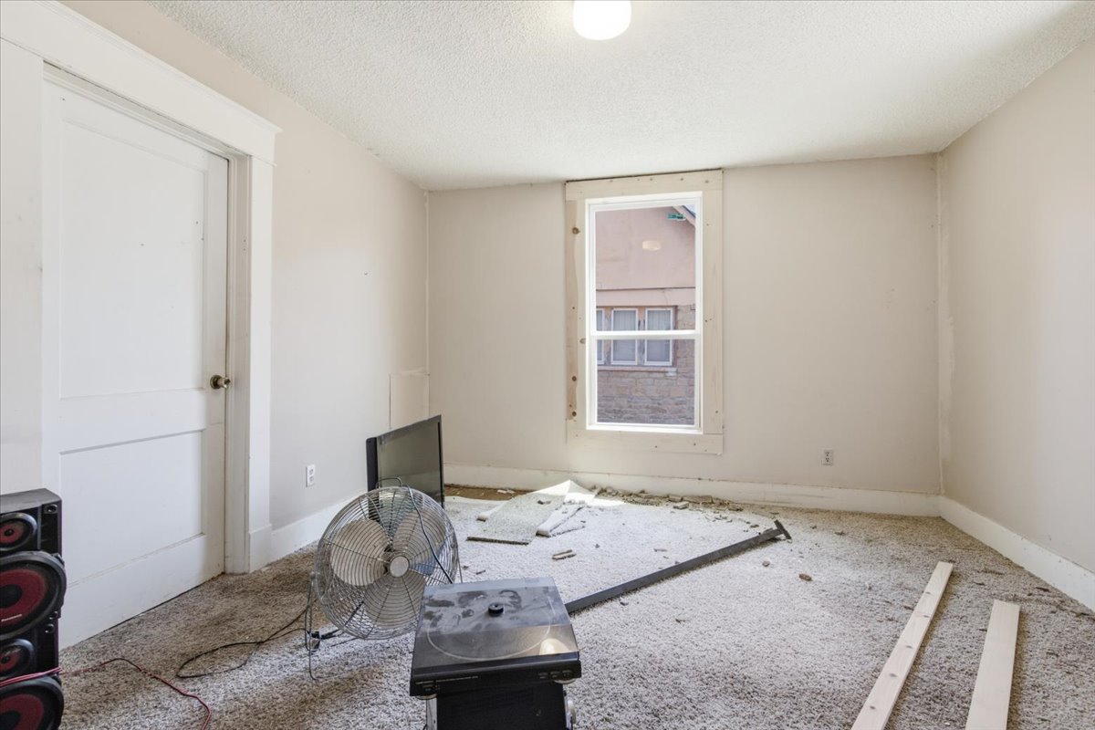 222 W 17th Property Photo 11