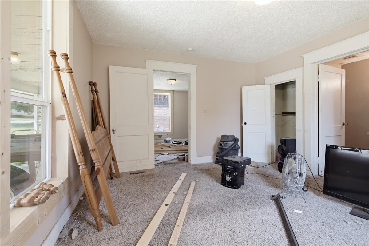 222 W 17th Property Photo 12