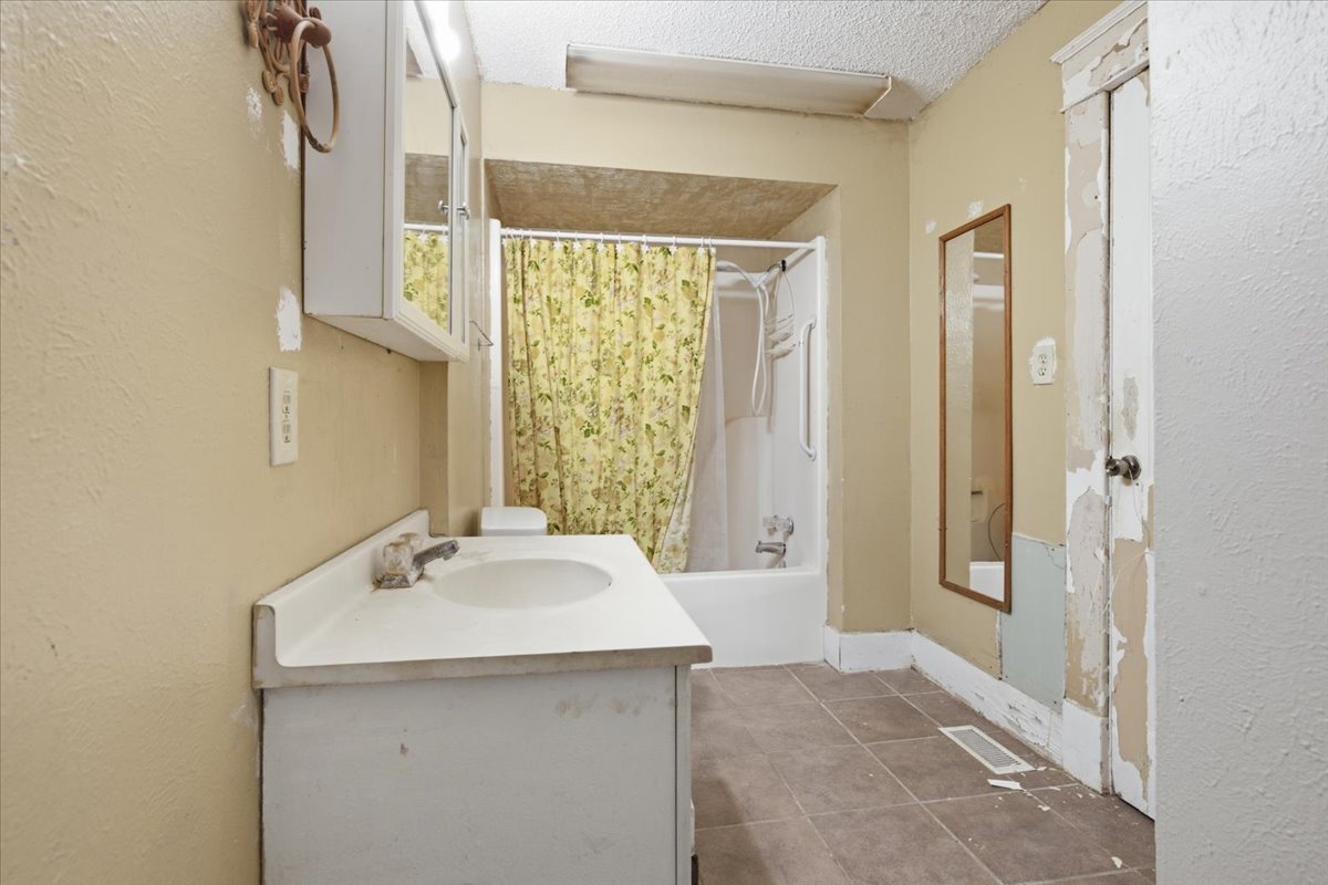 222 W 17th Property Photo 13