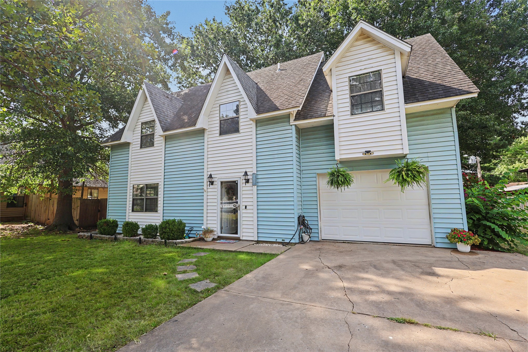1218 E Boone Street Property Photo 3