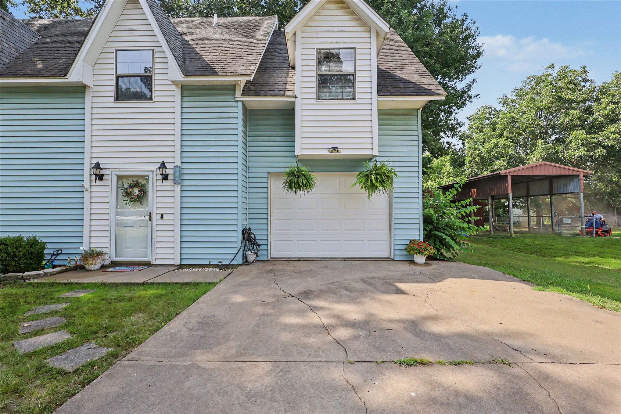 1218 E Boone Street Property Photo 4