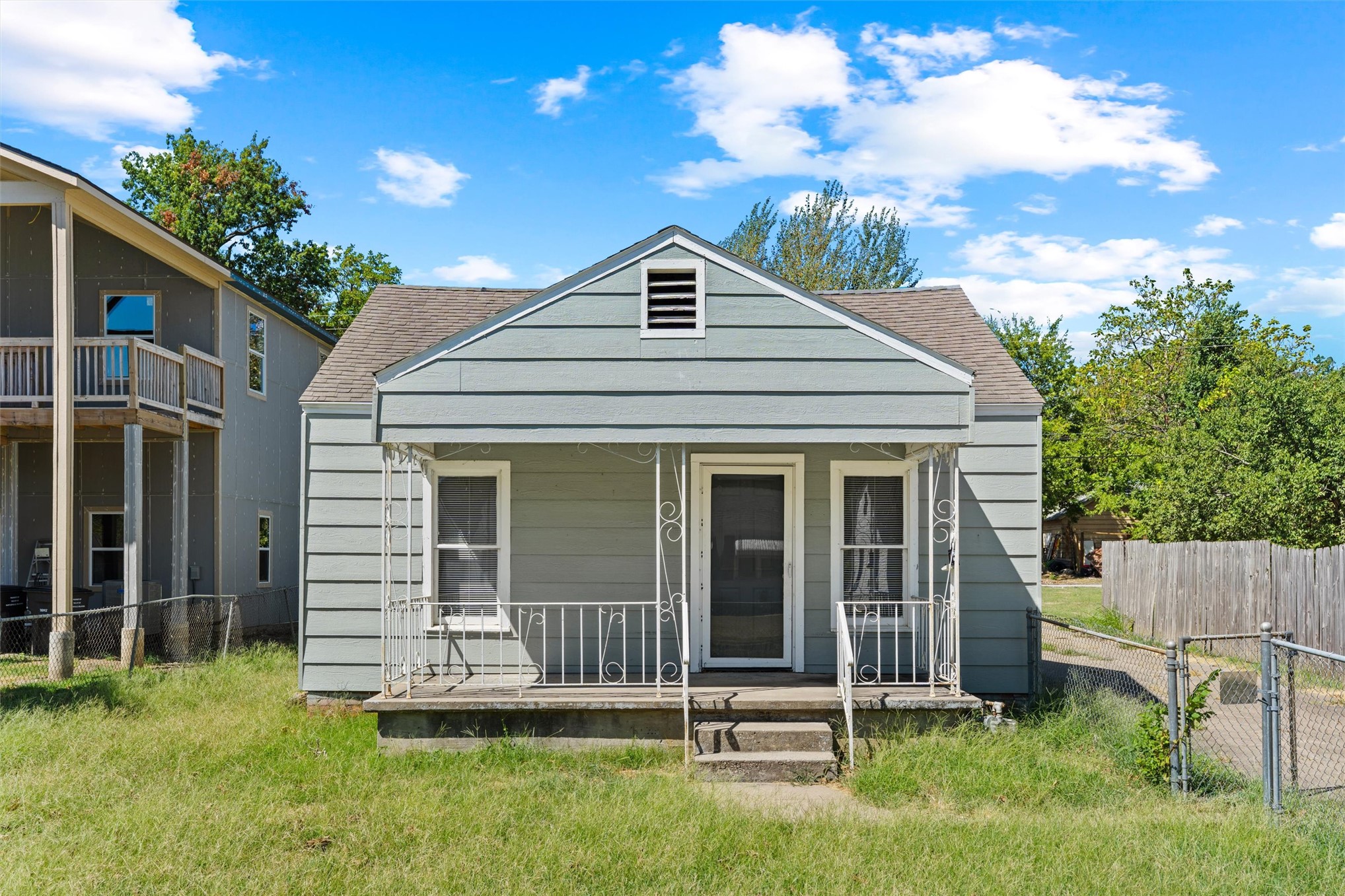 1563 S Oak Avenue Property Photo 1