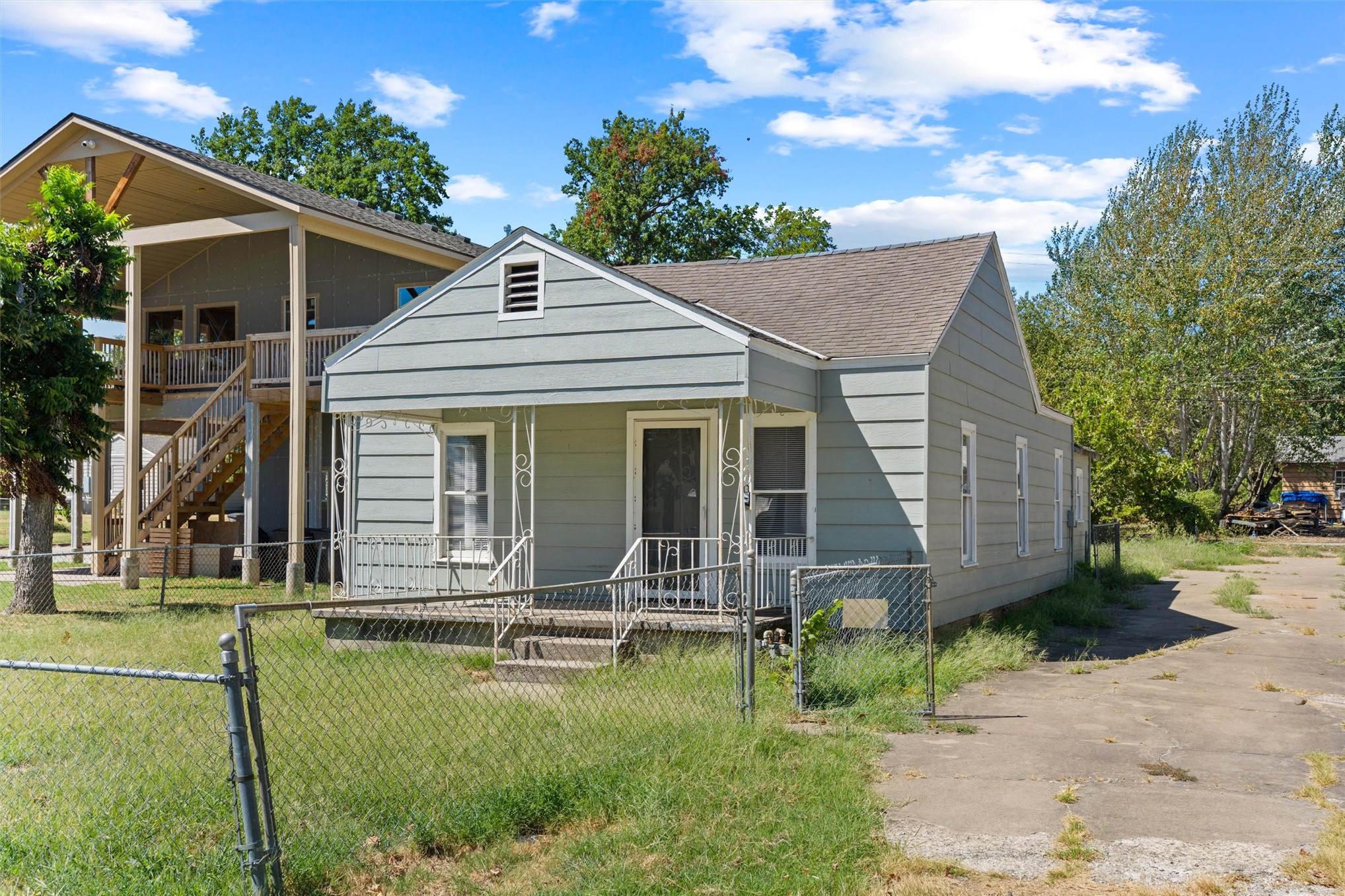 1563 S Oak Avenue Property Photo 2